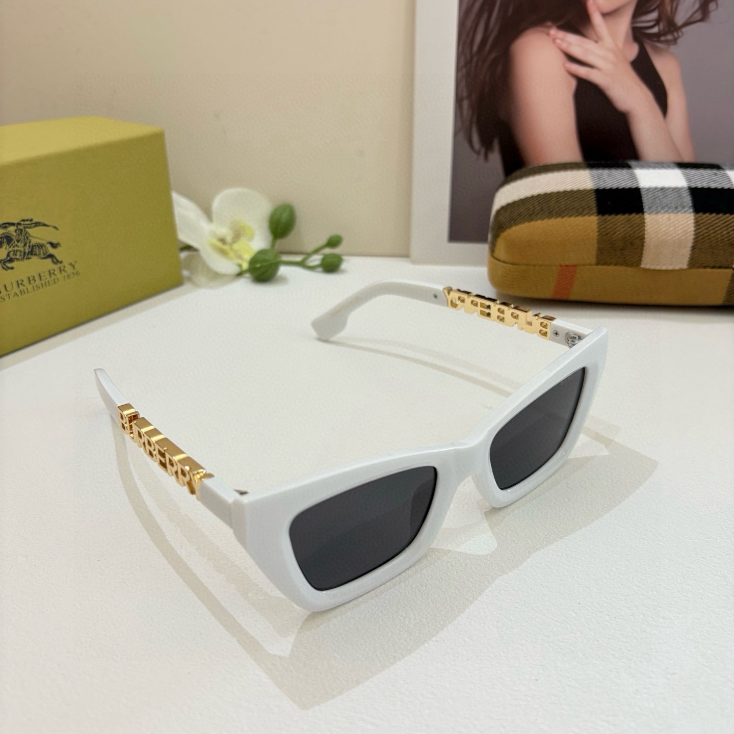 NO:885044,BURBERRY Burberry Internet celebrity classic luxury fashion square sunglasses [satisfied] extraordinary temperament trendy sunglasses glasses sunglasses sunglasses, glasses, burberry, burberry19860909BURBERRY巴宝莉网红经典奢华时尚方框太阳镜[得意] 气质非凡 潮流墨镜眼镜墨镜太阳镜,眼镜,burberry,burberry,glasses