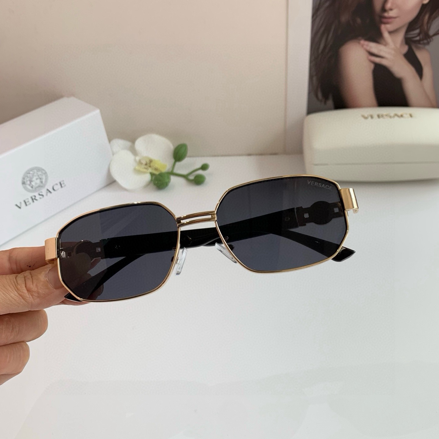 NO:865205,VERSACE Versace European and American fashionable metal square sunglasses, polarized sun visors for men and women, classic design, great to match!  Multiple colors available!  glasses sunglasses sunglasses,glasses,versace,versace19860909VERSACE 范思哲 欧美时尚金属方框太阳镜,偏光男女款遮阳镜、经典设计超好搭配！多色可选！眼镜墨镜太阳镜,眼镜,versace,versace,glasses