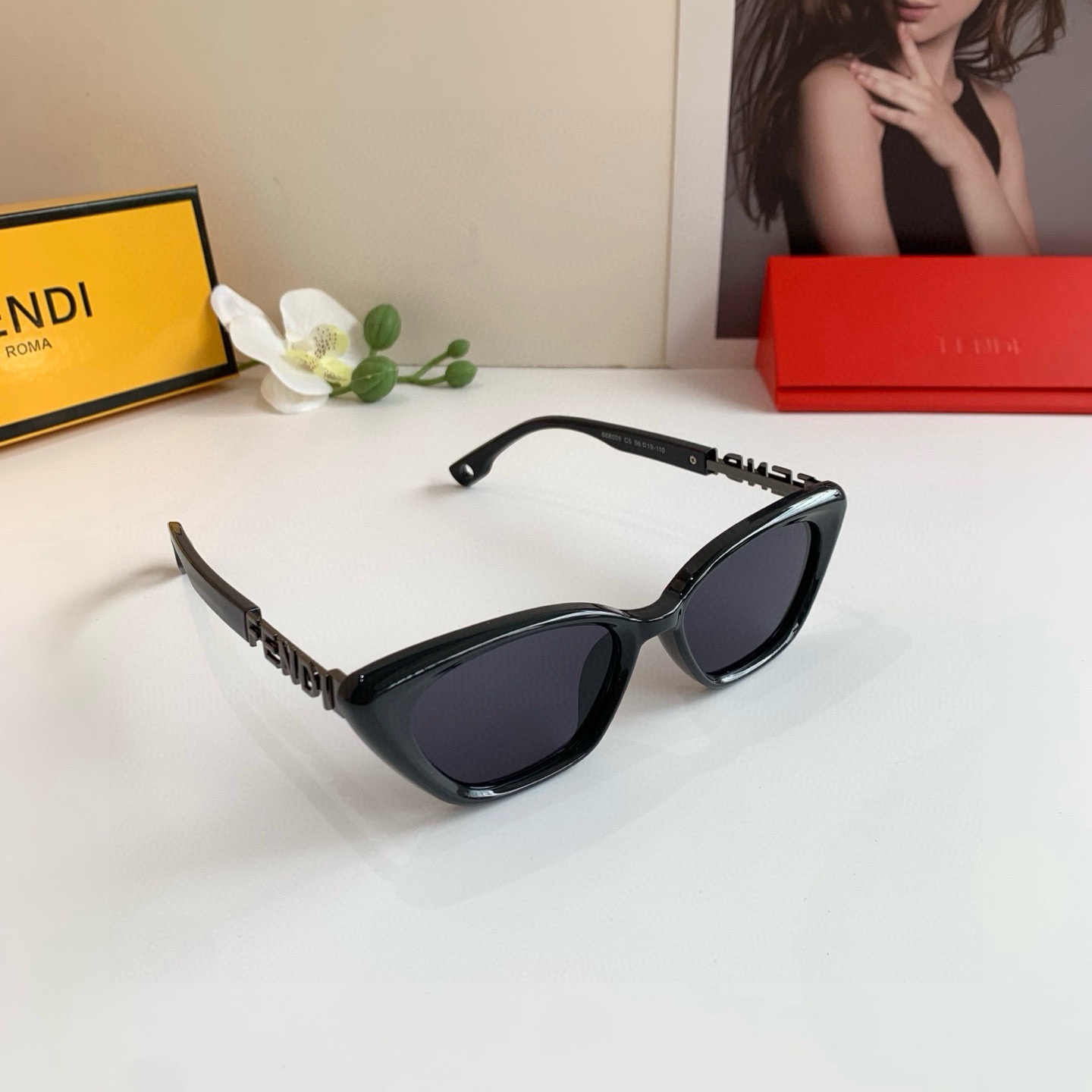 NO:865216,FENDI Fendi's new cat-eye frame sunglasses are the trendy sunglasses that look good with any combination. Both men and women can wear them ~ the most versatile style!  glasses, sunglasses, sunglasses, glasses, fendi, fendi19860909FENDI芬迪 新款猫眼框太阳镜 怎么搭都好看的墨镜潮流王 男女都可以戴噢~最百搭的款式！眼镜墨镜太阳镜,眼镜,fendi,fendi,glasses