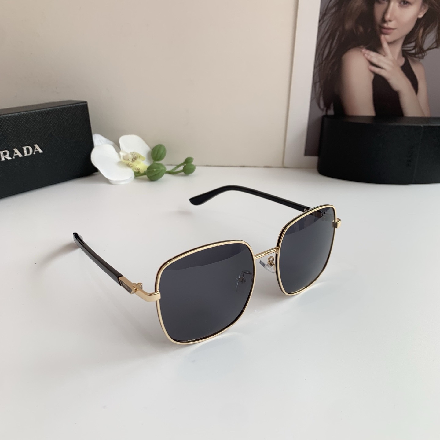 Солнечные очки Prada квадратной формы