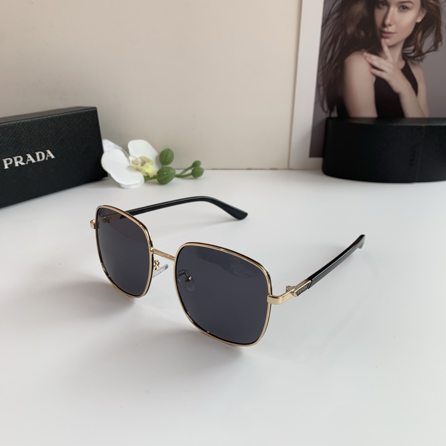 Солнечные очки Prada квадратной формы