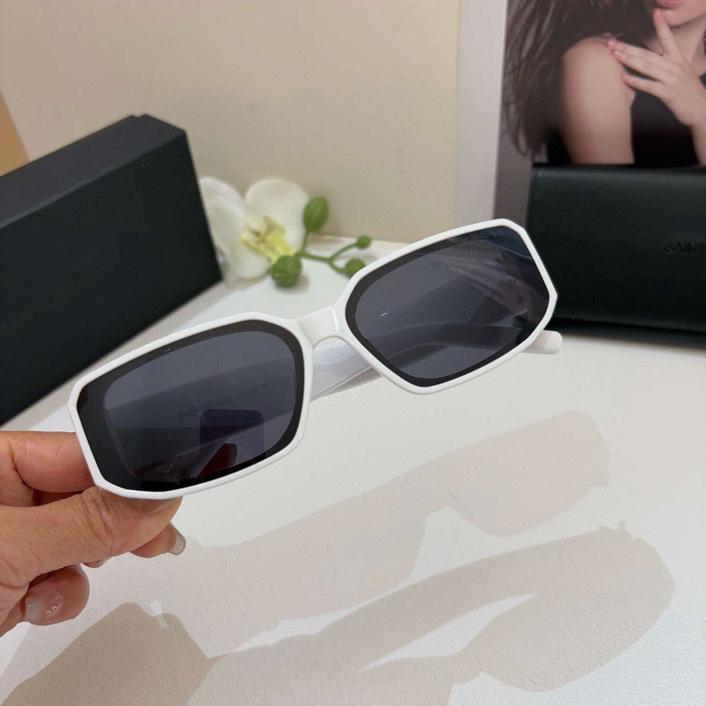 Белые солнцезащитные очки YSL Saint Laurent