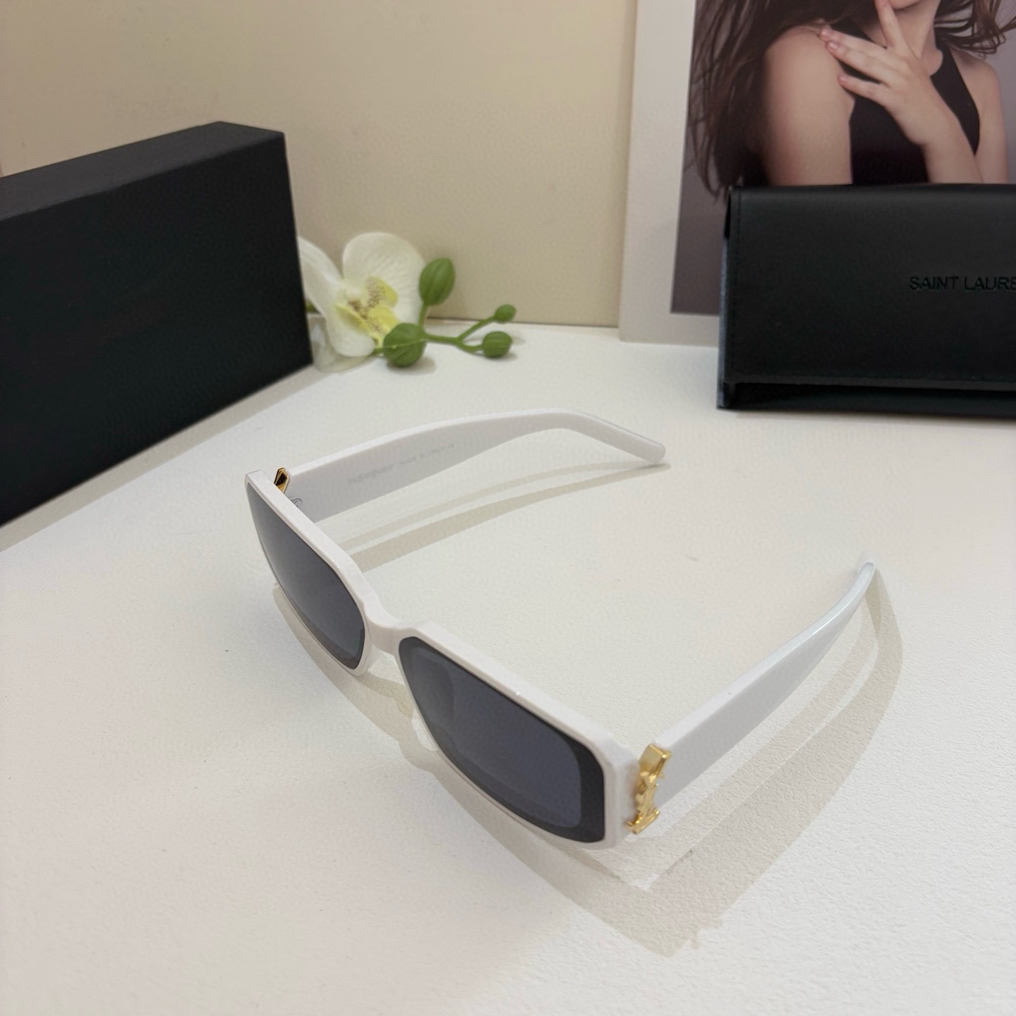 Белые солнцезащитные очки YSL Saint Laurent