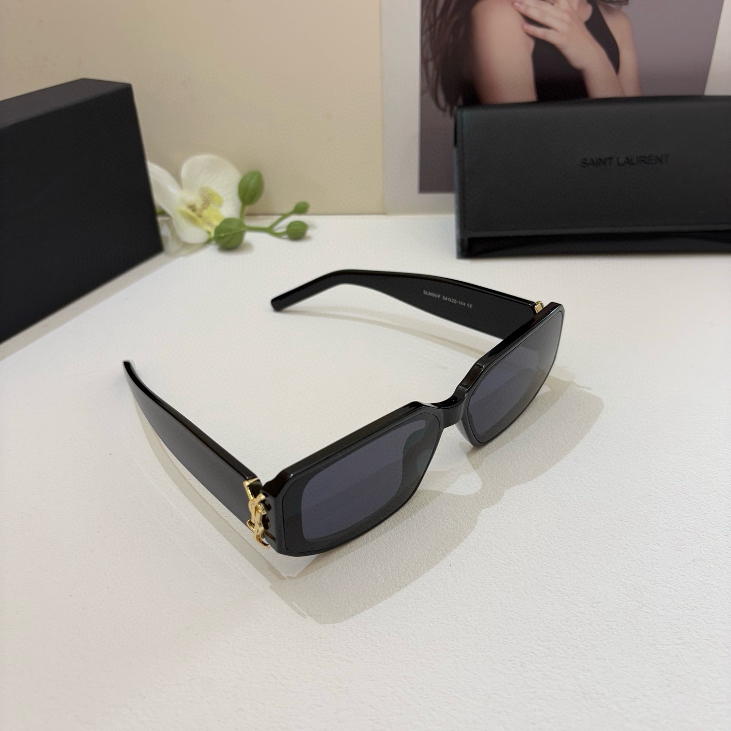 NO:767661,YSL Saint Laurent's new sunglasses are here. The metal labels are very textured and have a great face-covering effect. Many celebrities and Internet celebrities have the same sunglasses!  glasses sunglasses sunglasses,glasses,saint laurent,saint laurent19860909YSL 圣罗兰新款太阳眼镜来喽金属标很有质感,遮脸效果很棒 众多明星网红同款墨镜！眼镜墨镜太阳镜,眼镜,saint laurent,saint laurent,glasses