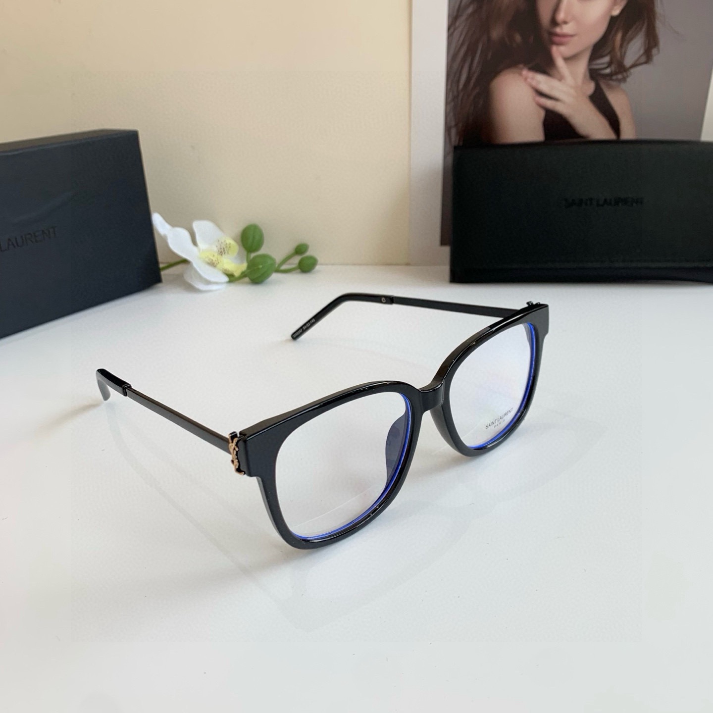 NO:770834,YSL Saint Laurent's new square-frame sunglasses are here. The metal logo is very textured and has a great face-covering effect. Many celebrities and Internet celebrities have the same sunglasses!  glasses sunglasses sunglasses,glasses,saint laurent,saint laurent19860909YSL 圣罗兰新款方框太阳眼镜来喽金属标很有质感,遮脸效果很棒 众多明星网红同款墨镜！眼镜墨镜太阳镜,眼镜,saint laurent,saint laurent,glasses