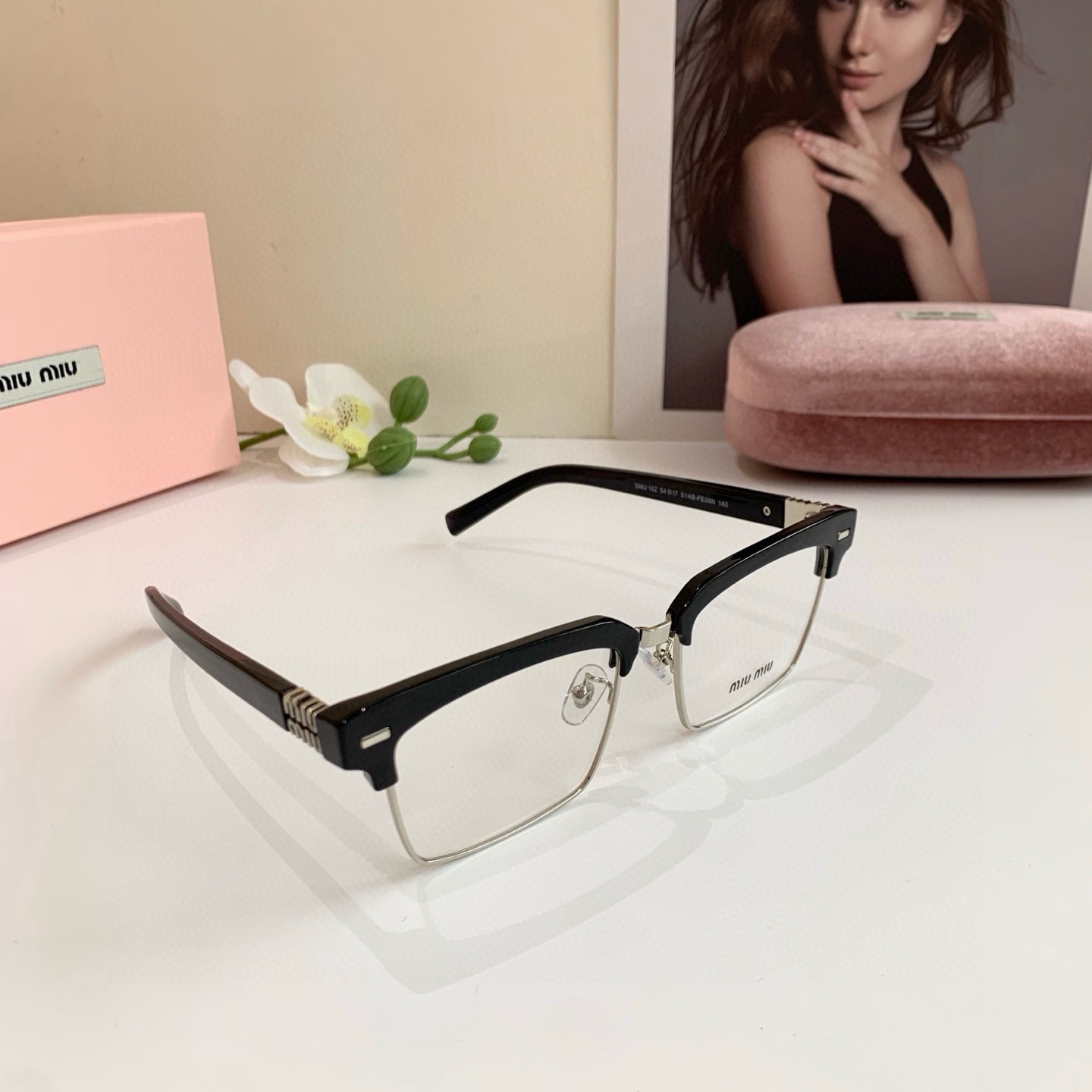 Солнцезащитные очки Miu Miu