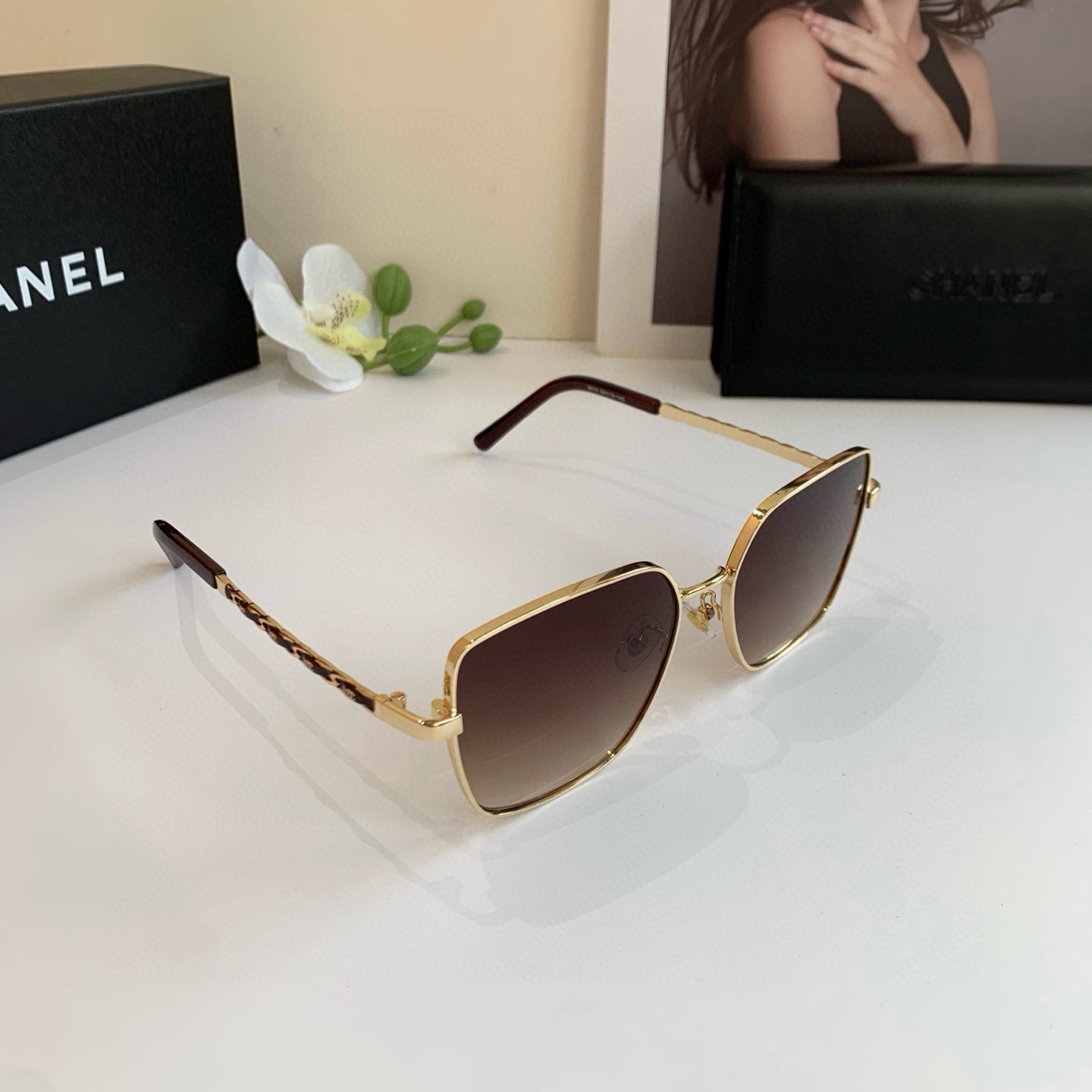 Чanel Солнцезащитные очки квадратные, золотые Chanel