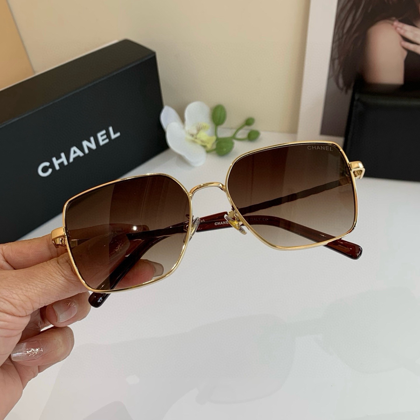 Чanel Солнцезащитные очки квадратные, золотые Chanel