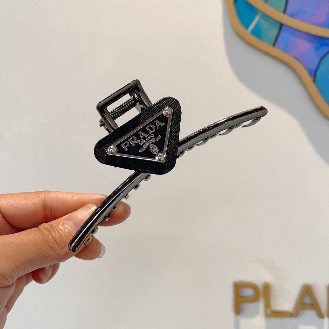 NO:881396,Comes with packaging PRADA Prada triangle gripper, pearl hairpin, original acrylic material, a must-have item for goddesses, super exquisite! Celebrity style. Hairpins, hairpins, prada, prada, hairpins19860909配包装 PRADA 普拉达三角抓夹,珍珠发夹 原单亚克力材质,女神必备单品,超级精致哦!名媛范儿.发夹,发夹,prada,prada,hairpins,accessory