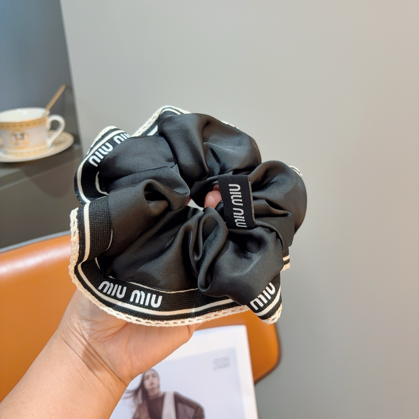 NO:881281,Comes with packaging MIUMIU imported large intestine rubber band, silk satin celebrity hair rope and headband, all-match style, all details are shot in real life, the special fabric is very textured!  hairpins,hairpins,miumiu,real silk,hairpins19860909配包装 MIUMIU（缪缪）进口大肠圈皮筋、真丝缎面名媛发绳头绳百搭款、细节全部实拍 特制面料非常显质感 ！发夹,发夹,miumiu,real silk,hairpins,accessory