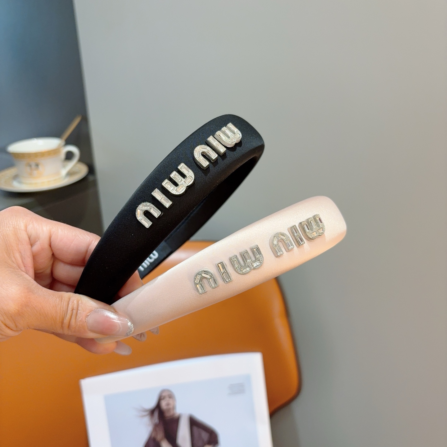NO:881277,Comes with packaging miumiu new satin sponge headband, metal letter headband!  Simple, western style and texture, classic and versatile girly style hair accessories, hairpins, hairpins, miumiu, hairpins19860909配包装 miumiu 缪缪 新款缎面海绵发箍,金属字母头箍！简约洋气显质感、经典百搭少女风发饰发夹,发夹,miumiu,hairpins,accessory