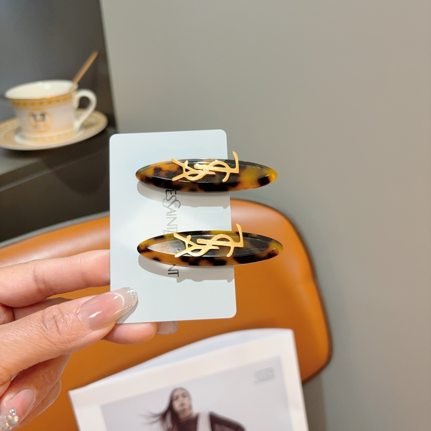 NO:881416,Comes with packaging (one pair) Yves Saint Laurent's new high-end metal BB clip, classic letter logo side clip, bangs hair clip, high-end Japanese and Korean fantasy girl's simple and versatile style!  hairpins,hairpins,saint laurent,hairpins19860909配包装（一对） 圣罗兰 新款金属高级感BB夹、经典字母logo边夹刘海夹发饰, 高级感日韩幻彩少女简约百搭款！发夹,发夹,saint laurent,hairpins,accessory