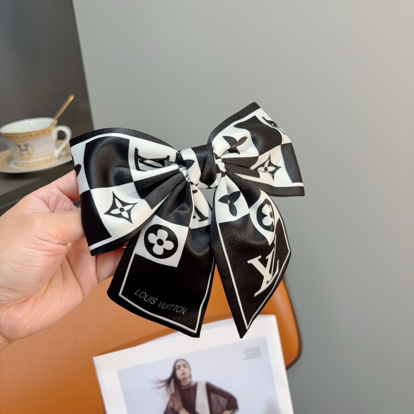 NO:881319,Comes with packaging: LV (Louis Vuitton) celebrity bow hairpin, slingshot clip, internet celebrity recommended style, classic bow headpiece, super versatile!  Recommendations on the blackboard will make you look like a famous brand in seconds!  hairpins,hairpins,louis vuitton,louis vuitton,hairpins19860909配包装 LV（路易威登）明星同款蝴蝶结发夹 弹弓夹 网红推荐款 经典蝴蝶结头饰,超级百搭哦！敲黑板推荐,让你秒变大牌范儿！发夹,发夹,louis vuitton,louis vuitton,hairpins,accessory