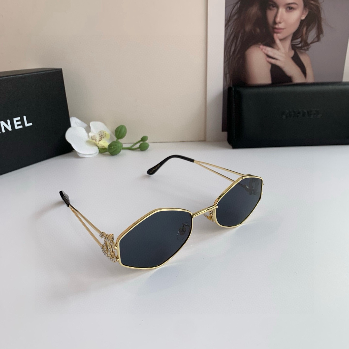 NO:866626,CHANEL Chanel metal with diamond logo European and American fashionable diamond frame high-end anti-UV sunglasses travel and driving sunshades!  glasses, sunglasses, sunglasses, glasses, chanel, chanel19860909CHANEL 香奈儿 金属带钻logo 欧美时尚菱形框高端防紫外线太阳镜 出行驾驶遮阳眼镜！眼镜墨镜太阳镜,眼镜,chanel,chanel,glasses