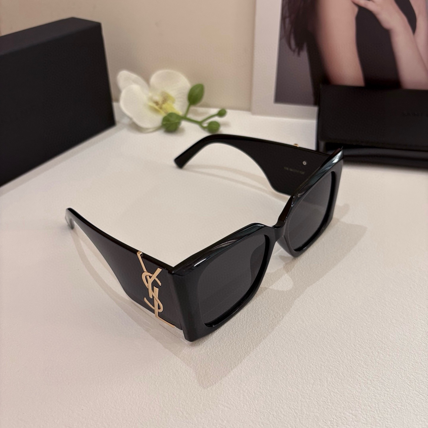 NO:866654,YSL Yves Saint Laurent sunglasses are huge and make your face look smaller. The glasses are not heavy at all. The width of the temples is designed to be just right. They are light and comfortable to wear!  Classic and versatile glasses, sunglasses, sunglasses, glasses, saint laurent, saint laurent19860909YSL圣罗兰 太阳镜巨显脸小,眼镜大单一点也不重,镜腿幅度设计的刚刚好,佩戴轻盈舒适！经典百搭款眼镜墨镜太阳镜,眼镜,saint laurent,saint laurent,glasses