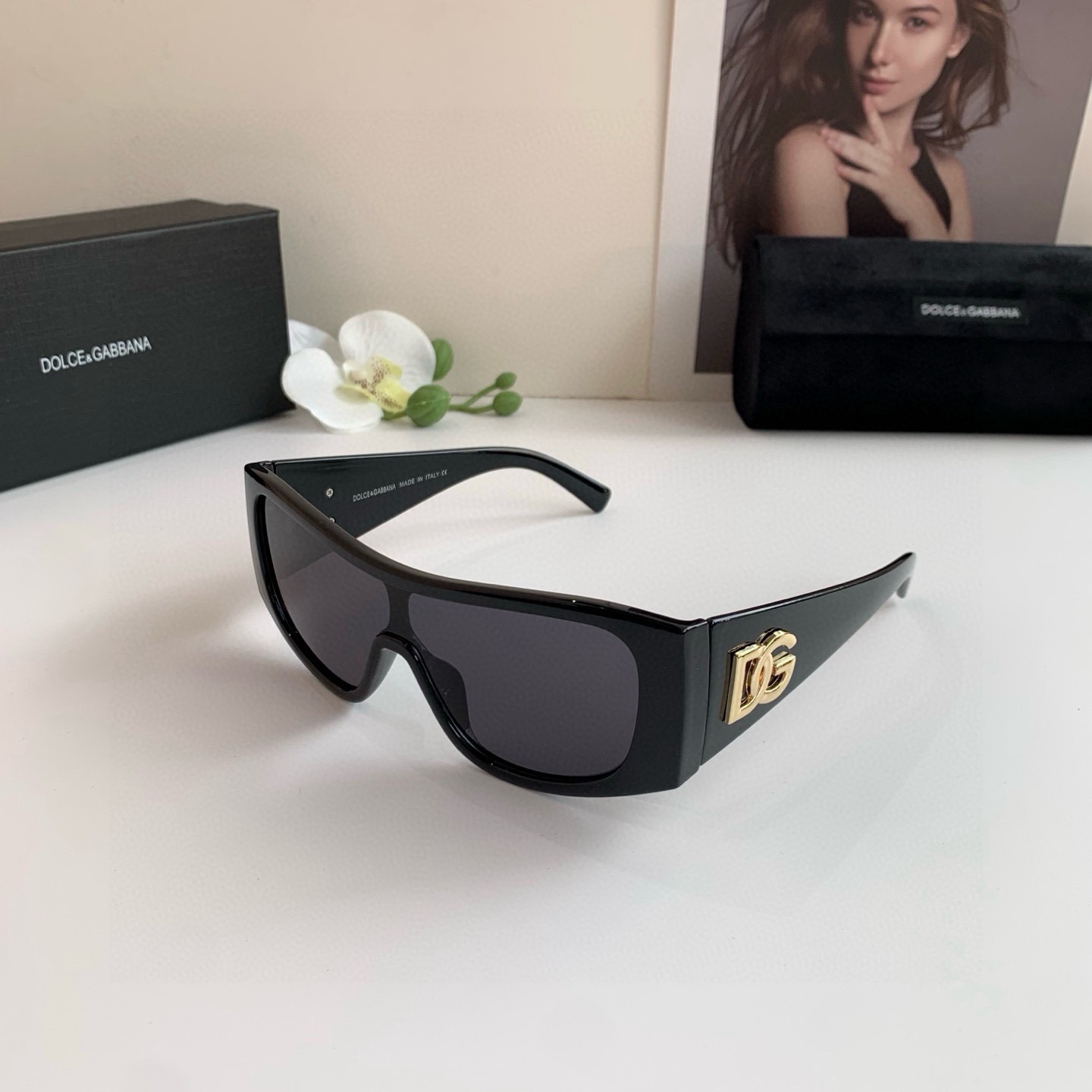 Стильные черные солнцезащитные очки Dolce & Gabbana с крупной оправой