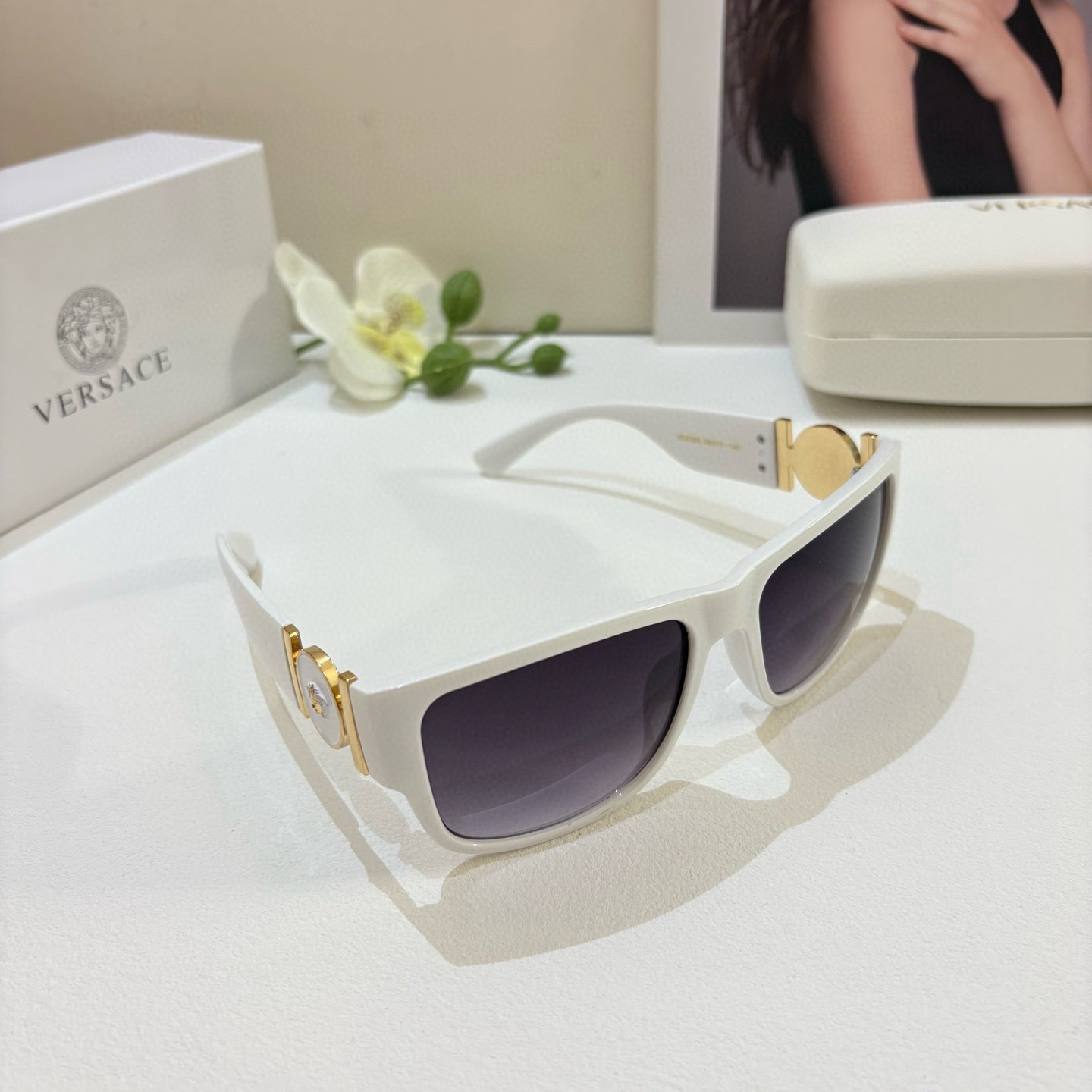 NO:765530,VERSACE Versace European and American style fashion sunglasses, polarized lenses, men's and women's sun visors, classic designs that go well with each other!  glasses sunglasses sunglasses,glasses,versace,versace19860909VERSACE范思哲欧美风时尚太阳镜,偏光镜,男女款遮阳镜、经典设计超好搭配！眼镜墨镜太阳镜,眼镜,versace,versace,glasses