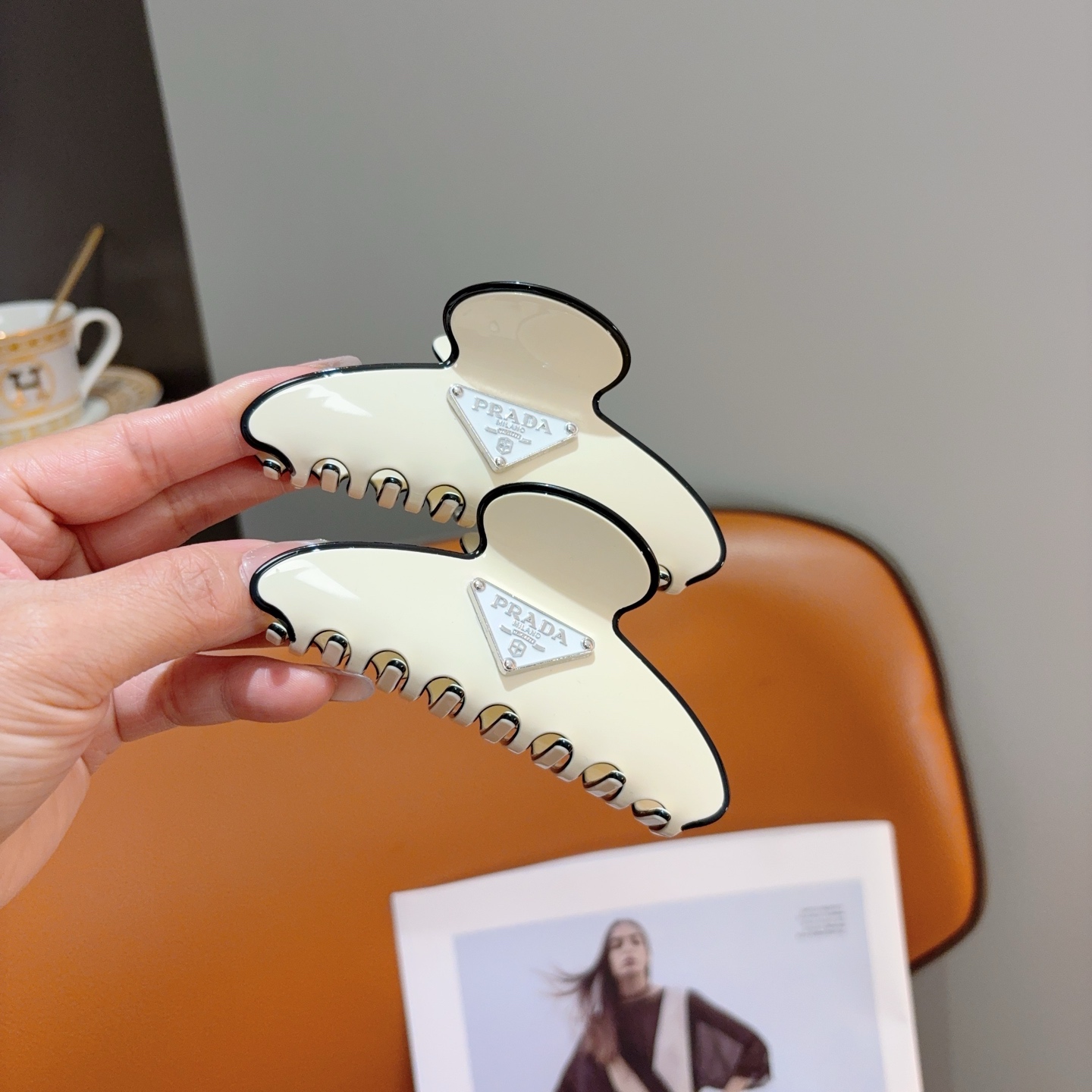 NO:895230,Comes with packaging PRADA (Prada) new trendy clip, the same style as the Internet celebrity, a must-have item for goddesses, very versatile, fashionable hair clip, wearing it will make you look classy. Hair clip, hair clip, prada, prada, hairpins19860909配包装 PRADA（普拉达） 新款潮流抓夹,网红同款 女神必备单品,非常百搭,时尚发夹, 戴上它满满的高大上.发夹,发夹,prada,prada,hairpins,accessory