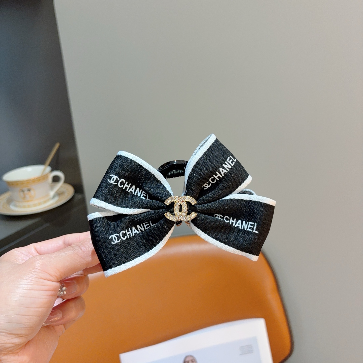 NO:895243,Comes with packaging (single) ＣＨＡＮＥＬ CHANEL Chanel high-looking clip, versatile simple hairpin, original material, a must-have item for goddesses, super exquisite! Celebrity style. Hairpins, hairpins, chanel, hairpins19860909配包装（单个） ＣＨＡＮＥＬ香奈儿高颜值抓夹,百搭简约发夹 原单材质,女神必备单品,超级精致哦!名媛范儿.发夹,发夹,chanel,hairpins,accessory
