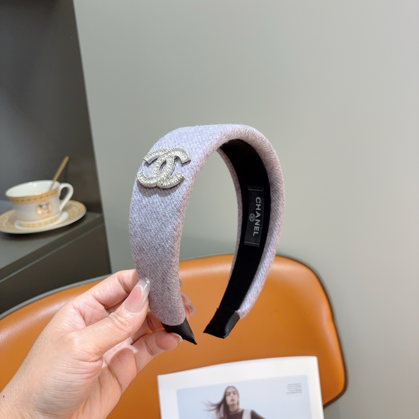 NO:895140,Comes with packaging CHANEL (Chanel) new wide-brimmed headband with exquisite letters, retro internet celebrity hot headband, matched with high-end materials, ultra-exquisite, fashionable and high-end, versatile style. Hairpins, hairpins, chanel, chanel, hairpins19860909配包装 CHANEL（香奈儿）新款精美字母宽边发箍,复古网红爆款头箍 搭配高端材质,超精致,时尚高级感百搭款.发夹,发夹,chanel,chanel,hairpins,accessory