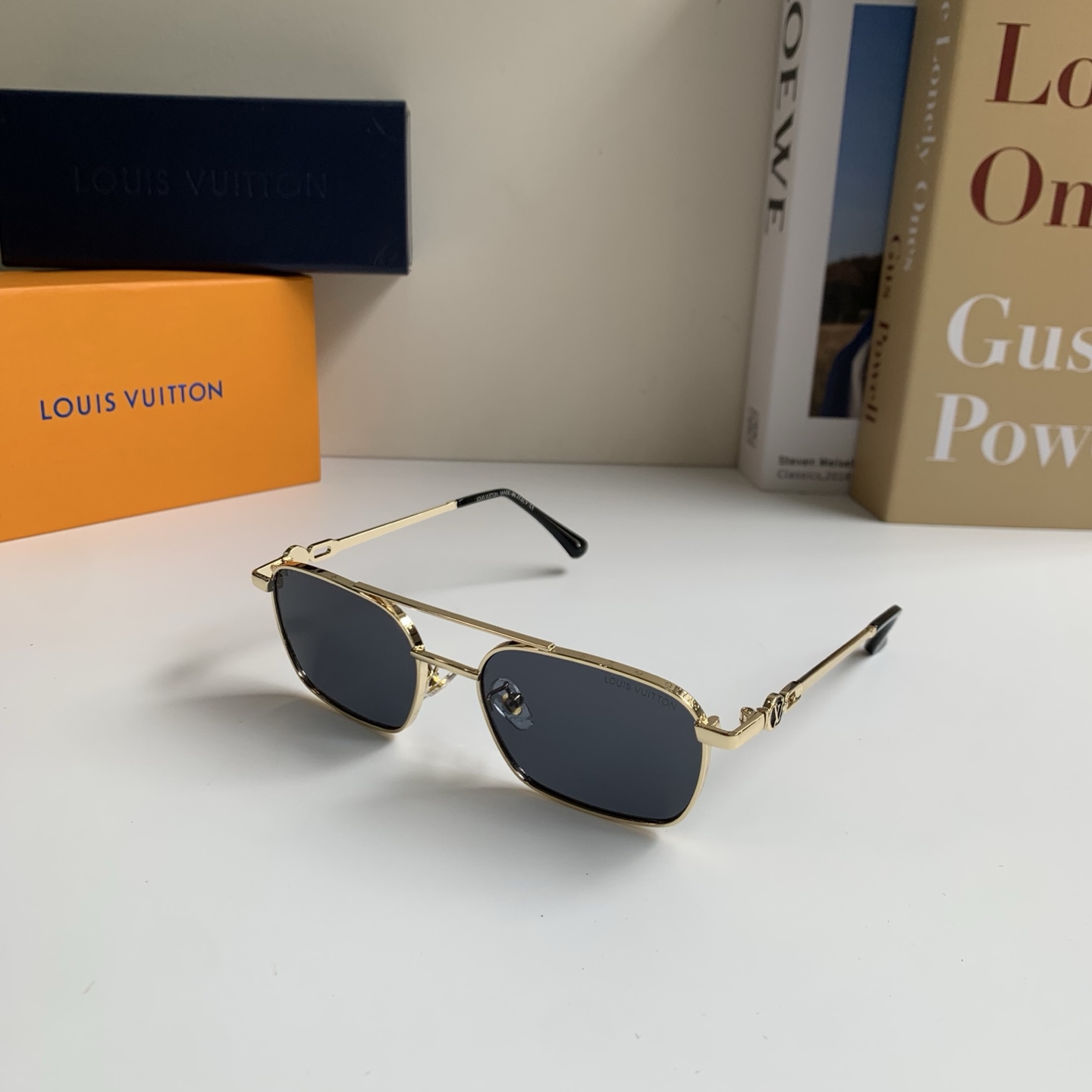Стильные солнцезащитные очки Louis Vuitton в металлической оправе