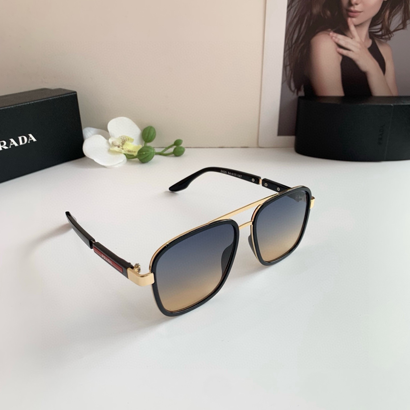 Солнцезащитные очки Prada квадратной формы