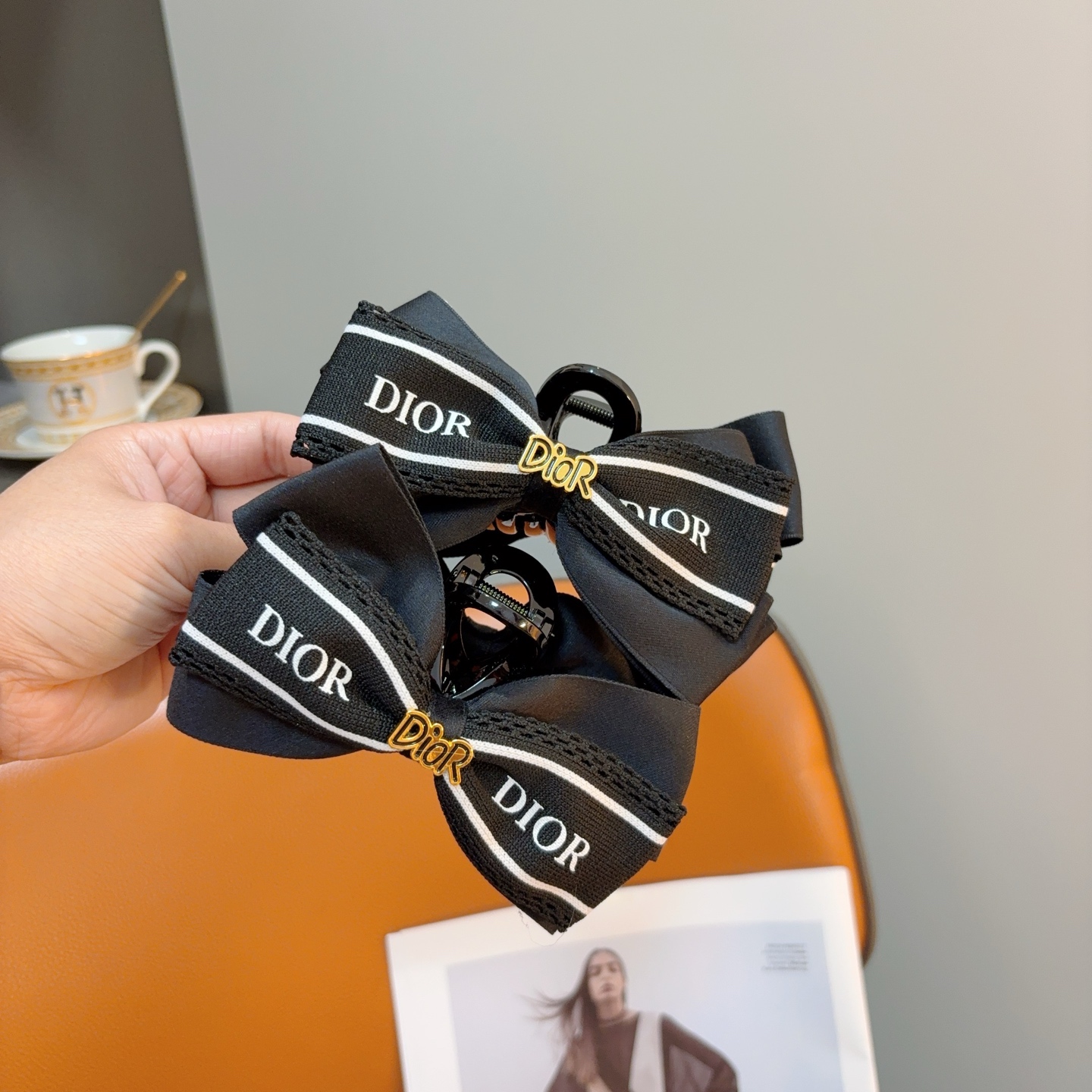 NO:769472,Comes with packaging (single) Dior Dior's new high-looking clip, versatile and simple hair clip, original material, a must-have item for goddesses, super exquisite! Celebrity style. Hair clip, hair clip, dior, dior, hairpins19860909配包装（单个） Dior 迪奥 新款高颜值抓夹,百搭简约发夹 原单材质,女神必备单品,超级精致哦!名媛范儿.发夹,发夹,dior,dior,hairpins,accessory
