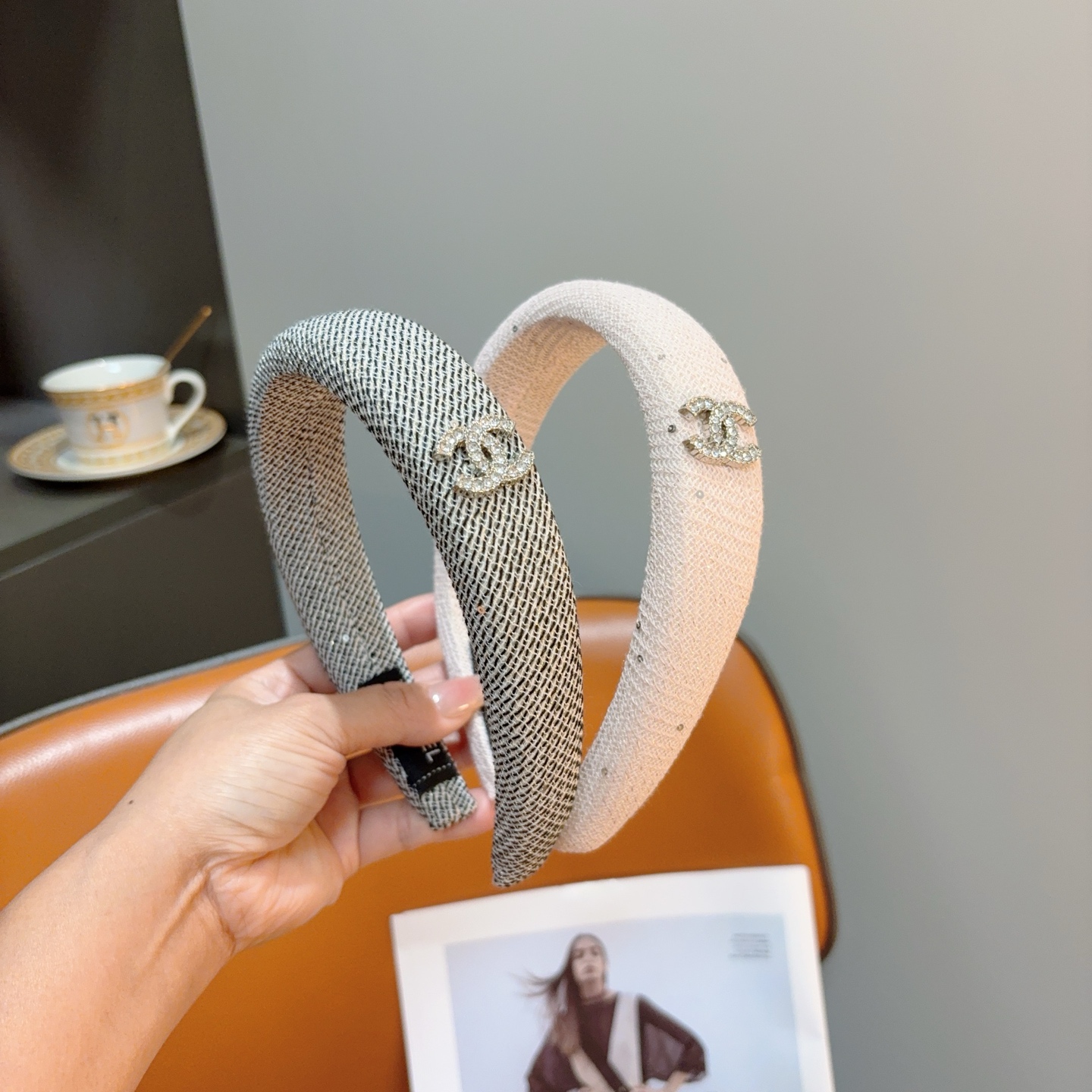 NO:769468,Comes with packaging CHANEL (Chanel) latest small scented headband, retro headband, recommended by Internet celebrities, with high-end materials, super exquisite, fashionable and versatile. Hairpins, hairpins, chanel, chanel, hairpins19860909配包装 CHANEL（香奈儿）最新款小香发箍,复古头箍,网红爆款推荐 搭配高端材质,超精致,时尚百搭.发夹,发夹,chanel,chanel,hairpins,accessory