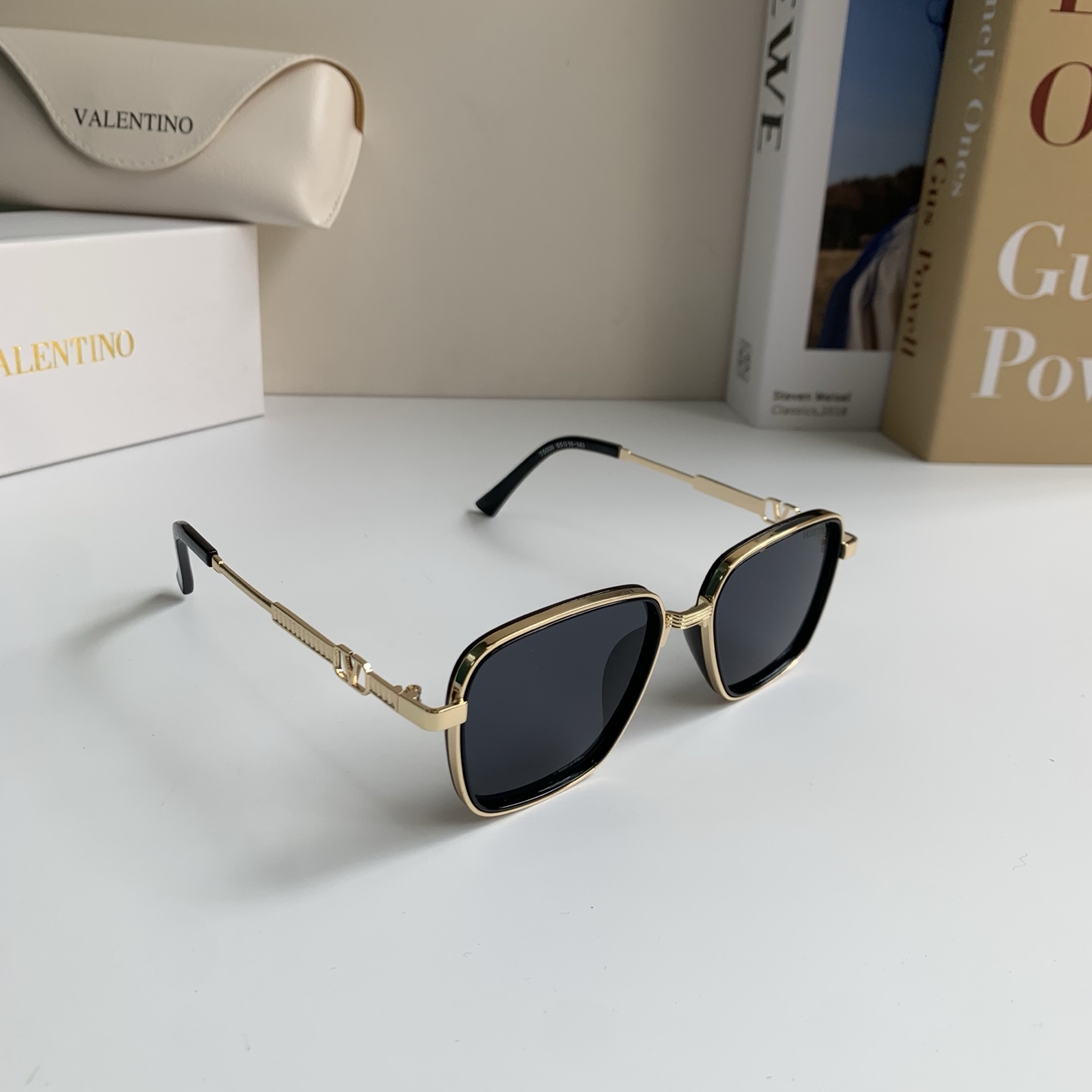NO:826868,VALENTlNO Valentino's new metal frame sunglasses, fashionable men's and women's anti-UV sunglasses, available in multiple colors!  glasses, sunglasses, sunglasses, glasses, valentino, valentino19860909VALENTlNO 华伦天奴 新款金属框太阳镜 时尚男女款防紫外线墨镜 多色可选！眼镜墨镜太阳镜,眼镜,valentino,valentino,glasses