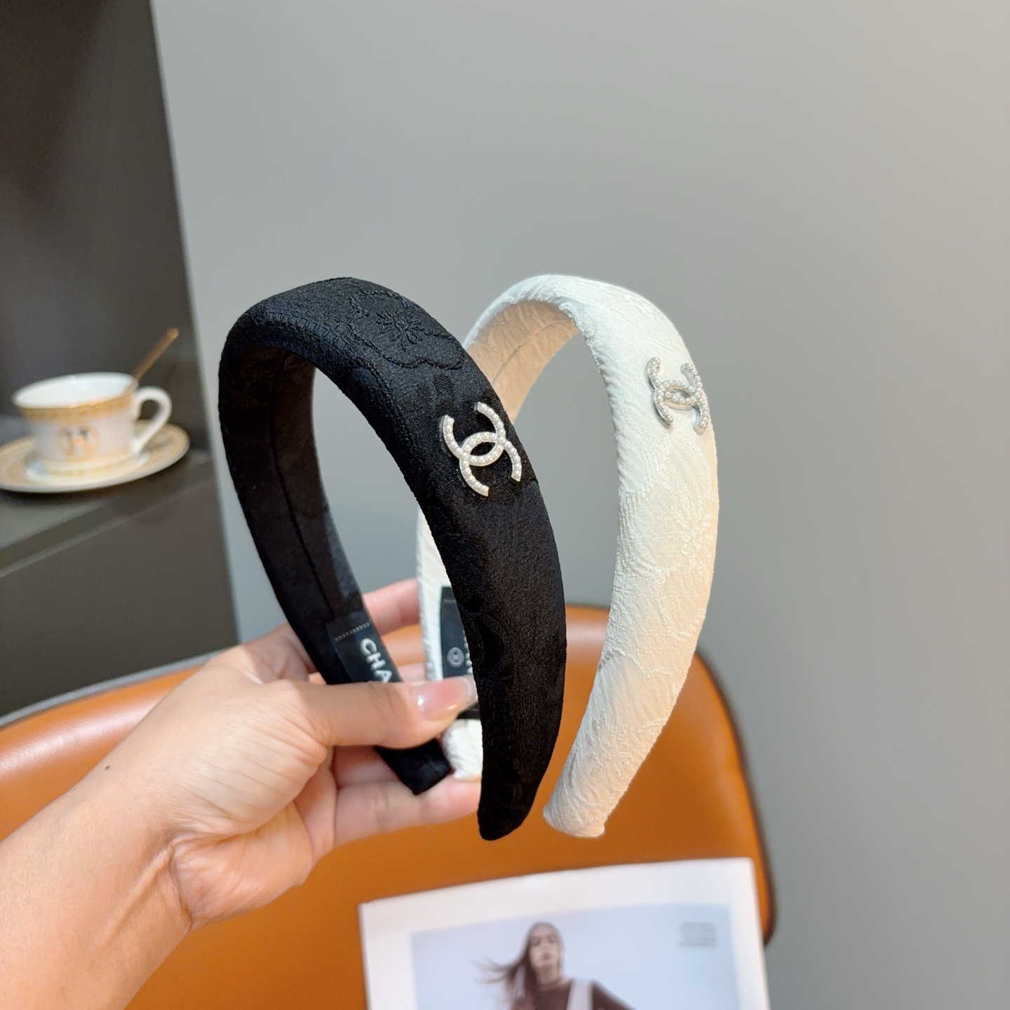 NO:769587,Comes with packaging CHANEL (Chanel) hot new sponge headband, special fabric headband, the latest style of cutting-edge Internet celebrities are coming!  Fresh and ladylike style makes fashion simpler!  hairpins,hairpins,chanel,chanel,hairpins19860909配包装 CHANEL（香奈儿）火爆新款海绵发箍特供面料头箍、尖端网红最新款来袭 ！ 清新淑女范让时尚更简单！发夹,发夹,chanel,chanel,hairpins,accessory