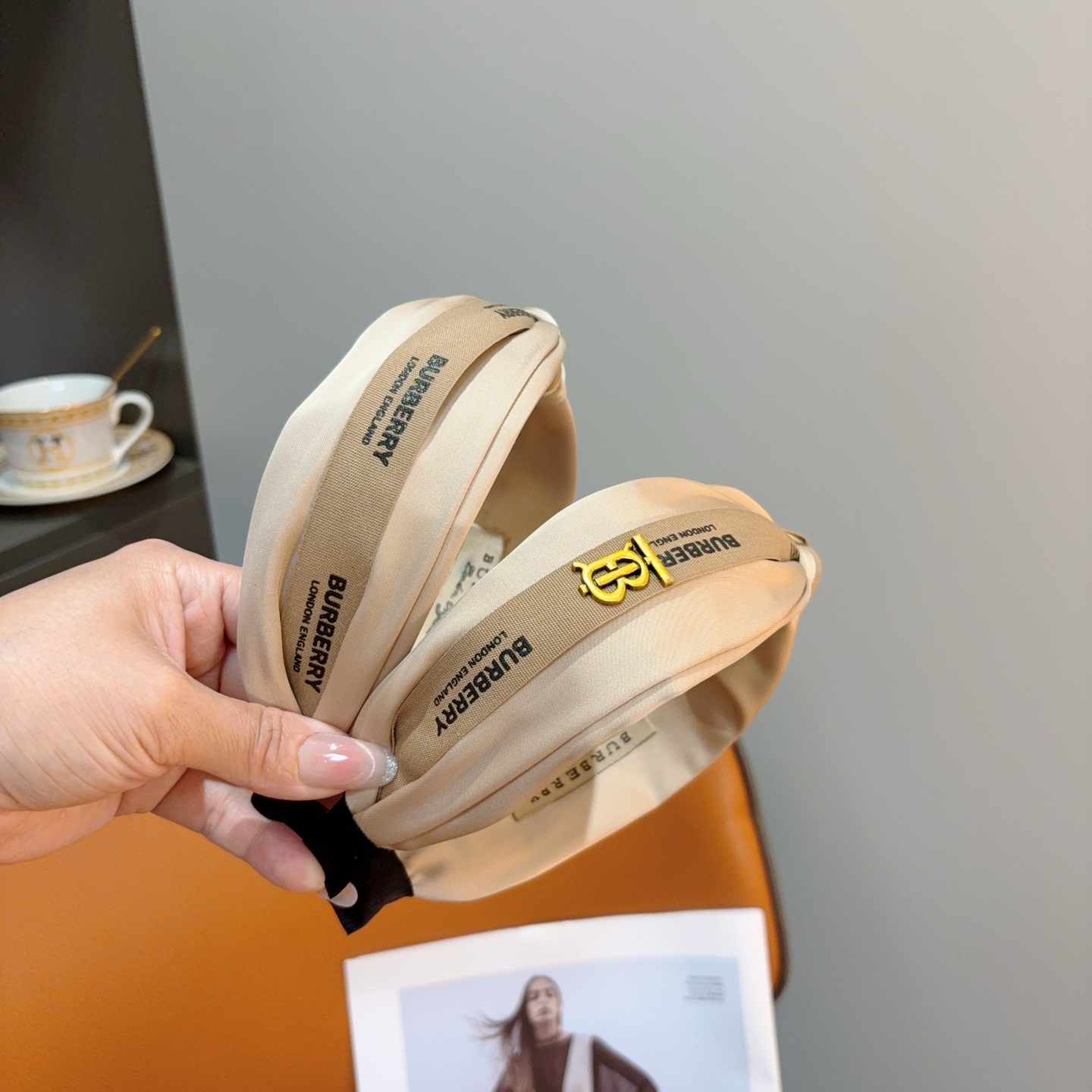 NO:769596,Comes with packaging. All details of BURBERRY’s new wide headband are shot in real time!  Very attractive and versatile, suitable for various occasions!  hairpins,hairpins,burberry,burberry,hairpins19860909配包装 巴宝莉BURBERRY 新款宽版发箍细节全部实拍！非常耐看又百搭、适合各种场合搭配！发夹,发夹,burberry,burberry,hairpins,accessory