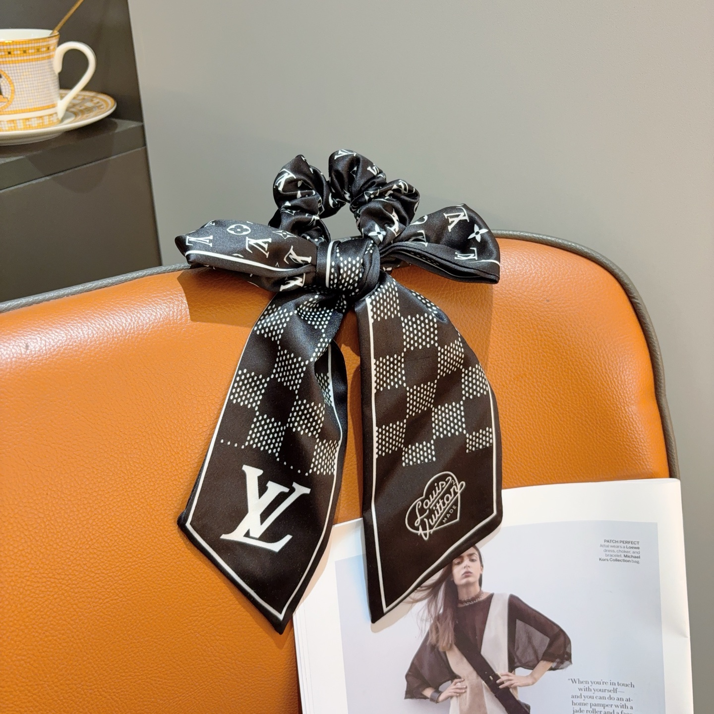 NO:852642,Comes with packaging LV Louis Vuitton's new style of western-style streamer ponytail hair tie, butterfly colon ring, high-end Korean style small fragrant style rubber band, classic flower design, high-end atmosphere, celebrity style, hairpins, hairpins, louis vuitton, louis vuitton, hairpins19860909配包装 LV 路易威登 新款洋气飘带马尾发圈 蝴蝶结肠圈,高档韩版小香风皮筋,经典花型设计, 高端大气,名媛范儿,发夹,发夹,louis vuitton,louis vuitton,hairpins,accessory