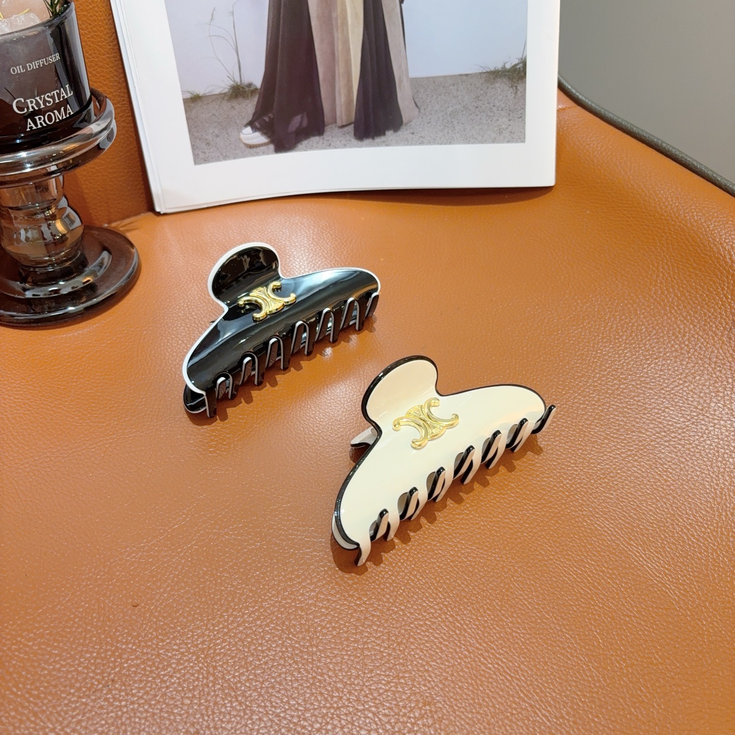NO:852649,Comes with packaging CELINE Arc de Triomphe's new vintage gripper, duckbill hairpin, classic letter logo spring clip, super exquisite, will be a hit if you repost the picture!  Counter-shipped hairpins, hairpins, celine, celine, hairpins19860909配包装 CELINE（赛琳） 凯旋门新款复古抓夹 鸭嘴夹发夹,经典字母logo弹簧夹, 超精致,转图必爆哈！专柜出货发夹,发夹,celine,celine,hairpins,accessory