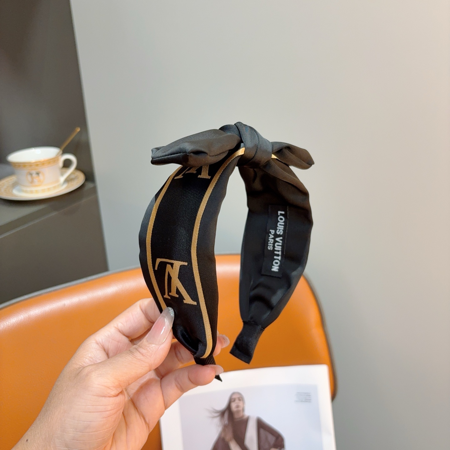 NO:852654,Comes with packaging LV Louis Vuitton's new center-knot headband, fashionable and versatile wide-brimmed headband, the latest model from the counter is fashionable and versatile, a must-have for goddesses!  hairpins,hairpins,louis vuitton,louis vuitton,hairpins19860909配包装 LV 路易威登 新款中间结发箍,时尚百搭宽边头箍,专柜最新款来袭时尚百搭,女神必入 ！发夹,发夹,louis vuitton,louis vuitton,hairpins,accessory