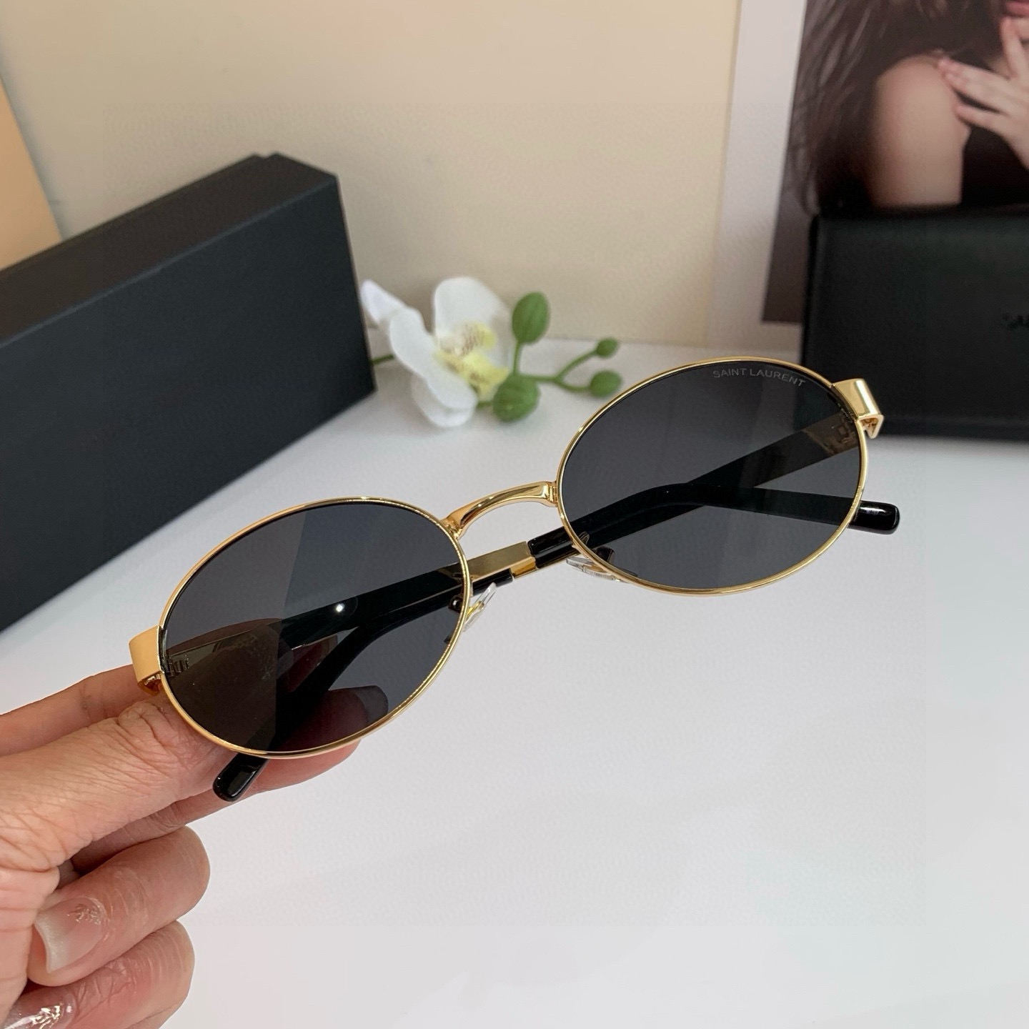 NO:825088,YSL Saint Laurent's new sunglasses are here. The metal labels are very textured and have a great face-covering effect. Many celebrities and Internet celebrities have the same sunglasses!  glasses sunglasses sunglasses,glasses,saint laurent,saint laurent19860909YSL 圣罗兰新款太阳眼镜来喽金属标很有质感,遮脸效果很棒 众多明星网红同款墨镜！眼镜墨镜太阳镜,眼镜,saint laurent,saint laurent,glasses