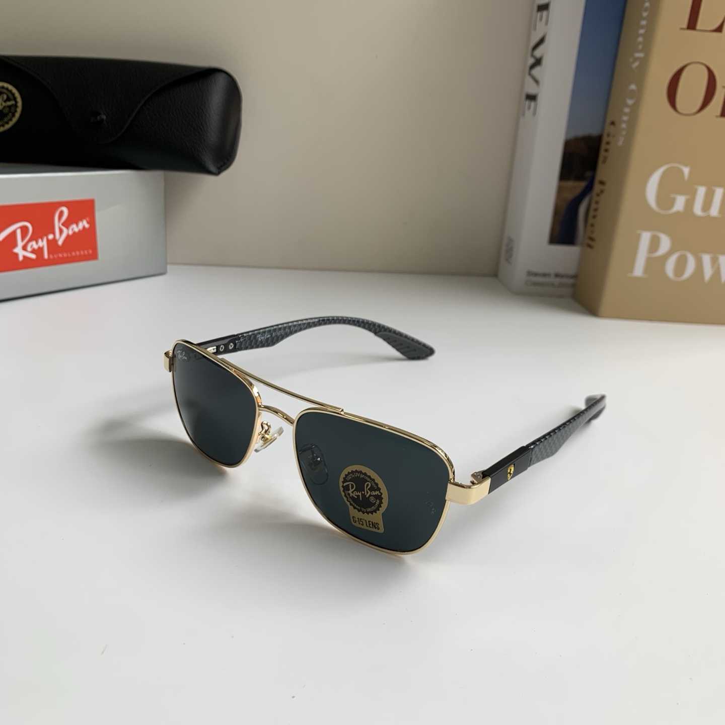 Солнцезащитные очки Ray-Ban Ferrari в золотой оправе