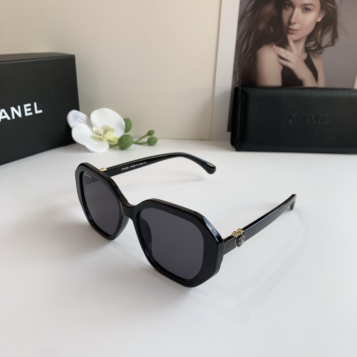 Солнцезащитные очки Chanel