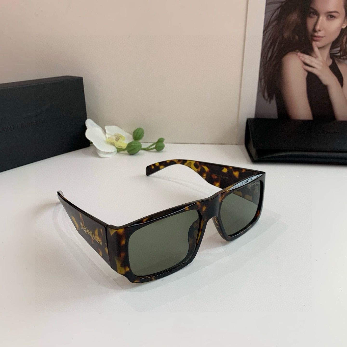 NO:896947,YSL Saint Laurent's new sunglasses are here. The metal labels are very textured and have a great face-covering effect. Many celebrities and Internet celebrities have the same sunglasses!  glasses sunglasses sunglasses,glasses,saint laurent,saint laurent19860909YSL 圣罗兰新款太阳眼镜来喽金属标很有质感,遮脸效果很棒 众多明星网红同款墨镜！眼镜墨镜太阳镜,眼镜,saint laurent,saint laurent,glasses