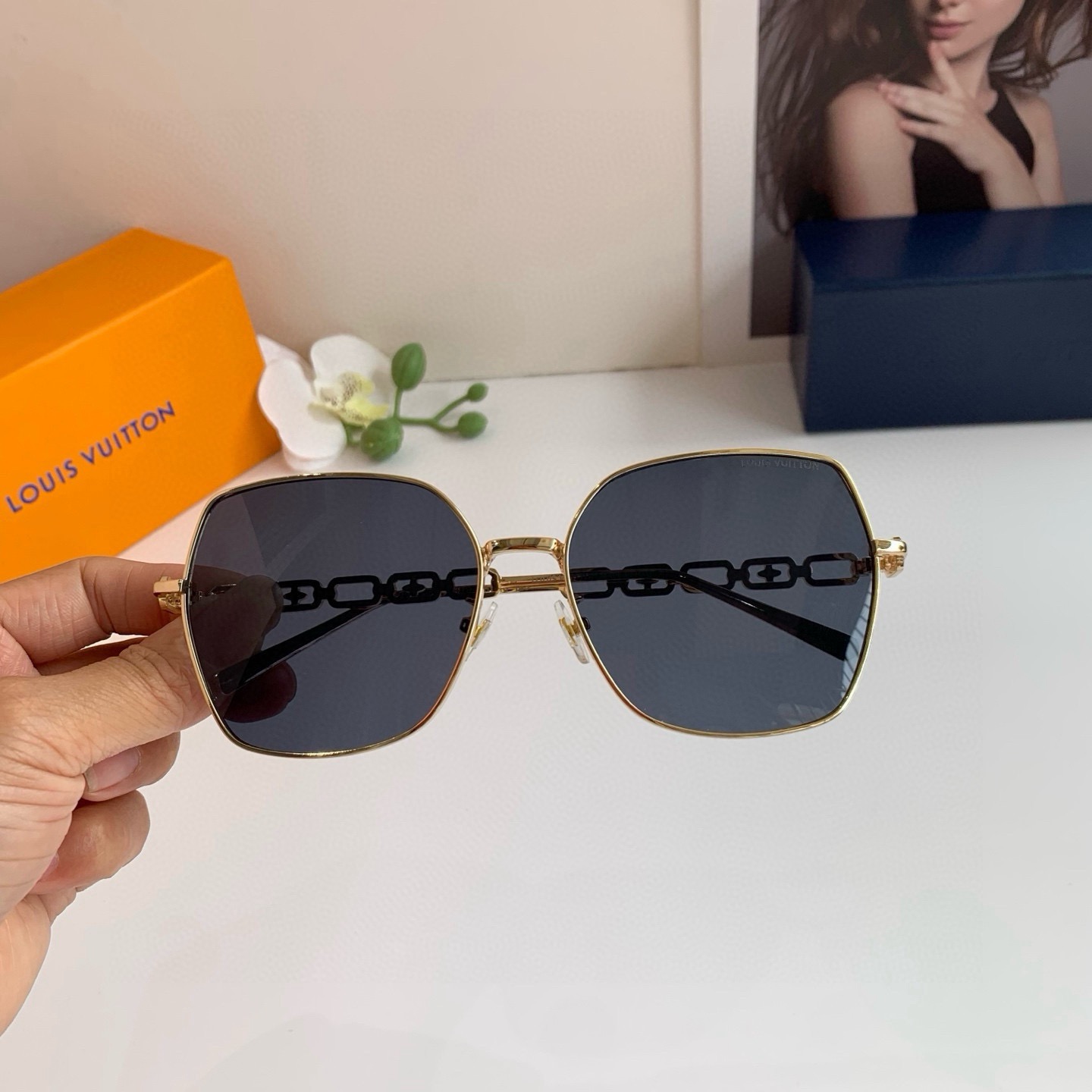 NO:897078,LV Louis Vuitton Korean version of the new chain temple square sunglasses, the same sunglasses as the Internet celebrity, fashionable and versatile trendy glasses!  glasses, sunglasses, sunglasses, glasses, louis vuitton, louis vuitton19860909LV 路易威登 韩版新款链条镜腿方框墨镜 网红同款太阳镜 时尚个性百搭潮流眼镜！眼镜墨镜太阳镜,眼镜,louis vuitton,louis vuitton,glasses