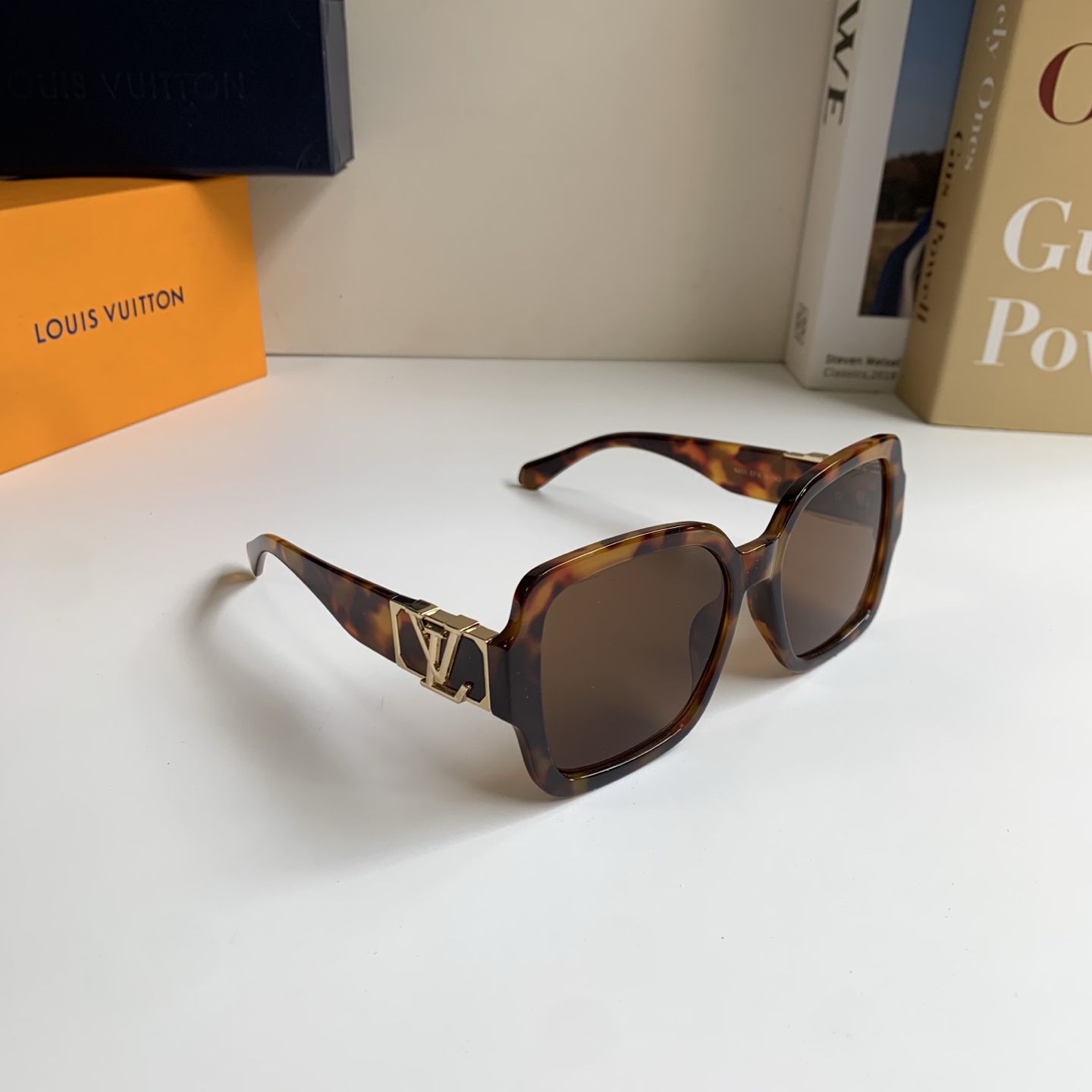 NO:953269,LV Louis Vuitton classic square frame sunglasses for men and women, outdoor bright sunglasses, European and American fashionable glasses!  glasses, sunglasses, sunglasses, glasses, louis vuitton, louis vuitton19860909LV 路易威登 男女经典方框墨镜 户外强光太阳镜 欧美时尚潮流眼镜！眼镜墨镜太阳镜,眼镜,louis vuitton,louis vuitton,glasses