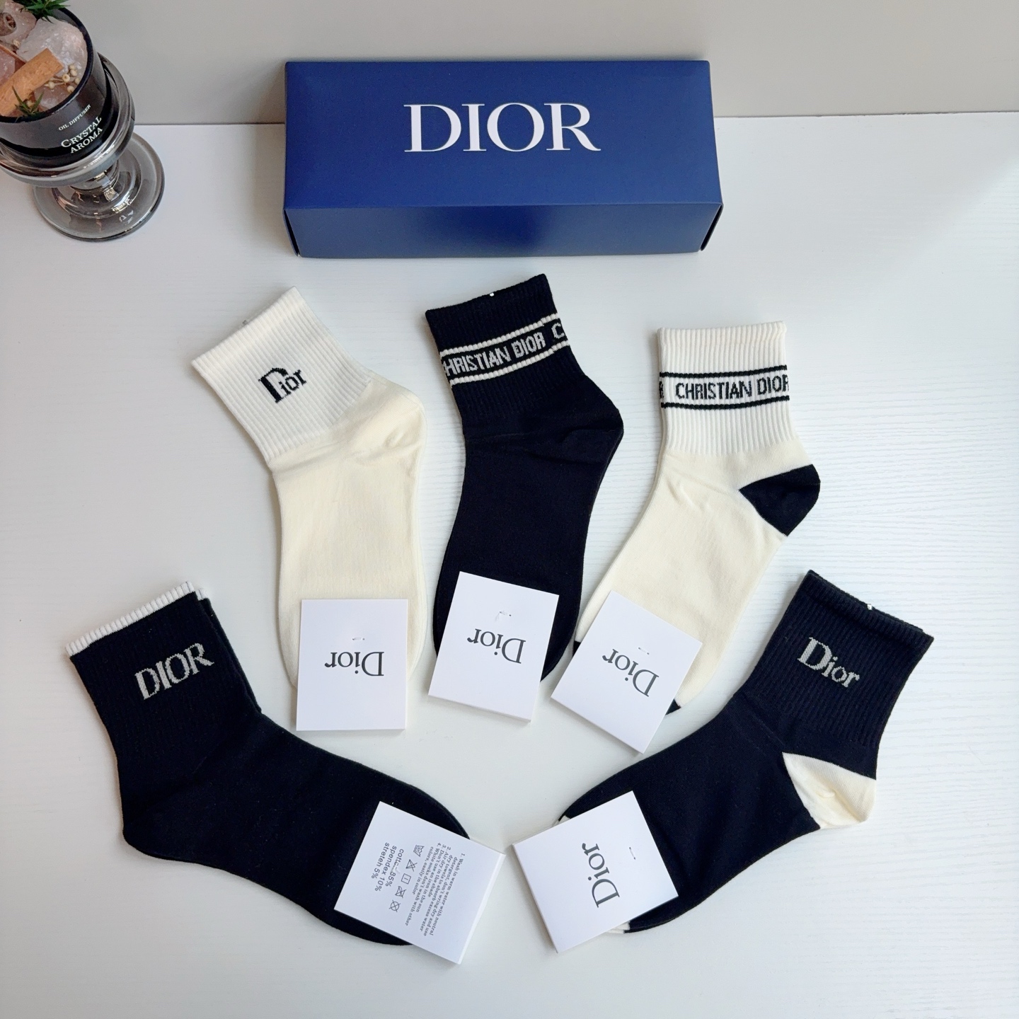 配包装（一盒5双） Dior 迪奥 新款字母中筒袜子！爆款字母专柜同步中筒袜，💛大牌出街，潮人必备🔥超好搭