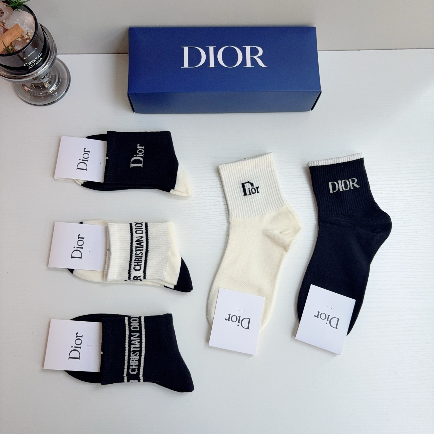 配包装（一盒5双） Dior 迪奥 新款字母中筒袜子！爆款字母专柜同步中筒袜，💛大牌出街，潮人必备🔥超好搭