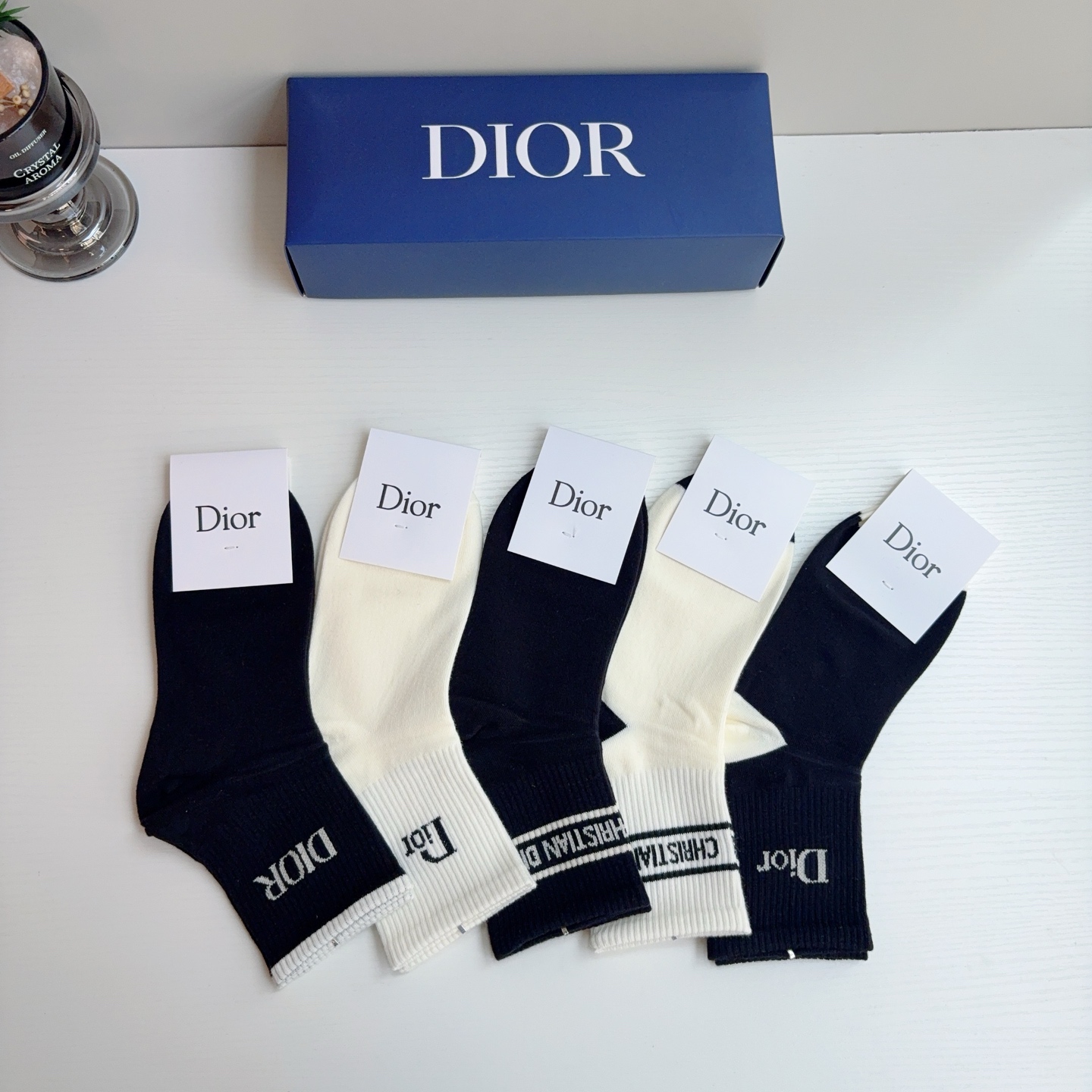 配包装（一盒5双） Dior 迪奥 新款字母中筒袜子！爆款字母专柜同步中筒袜，💛大牌出街，潮人必备🔥超好搭