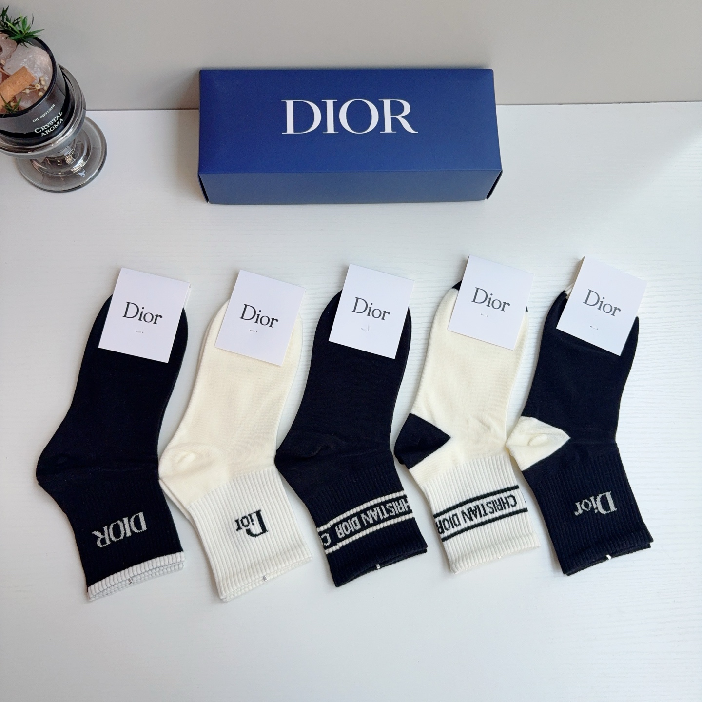 配包装（一盒5双） Dior 迪奥 新款字母中筒袜子！爆款字母专柜同步中筒袜，💛大牌出街，潮人必备🔥超好搭