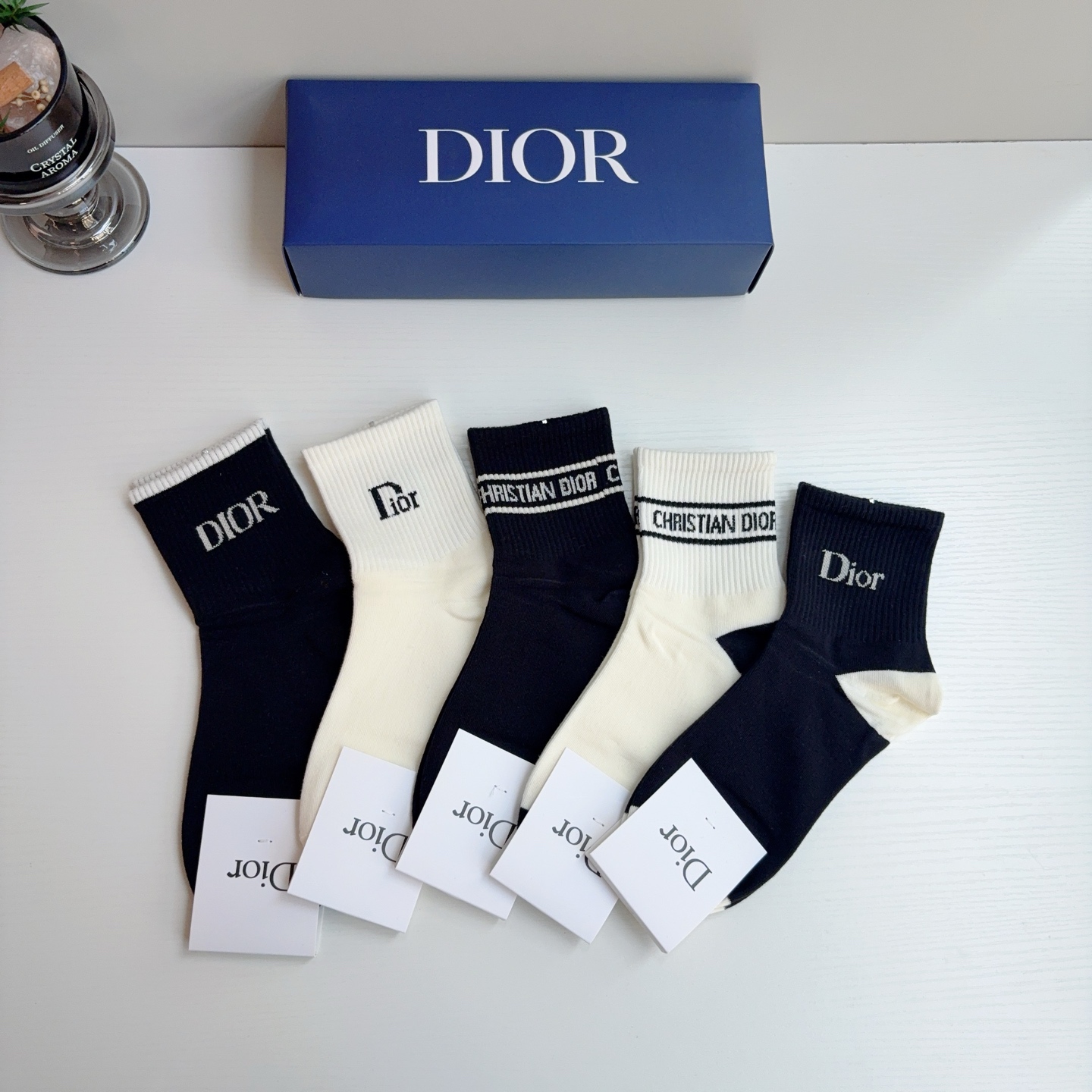 配包装(一盒5双) Dior 迪奥 新款字母中筒袜子!爆款字母专柜同步中筒袜,💛大牌出街,潮人必备🔥超好搭 配包装(一盒5双) Dior 迪奥 新款字母中筒袜子!爆款字母专柜同步中筒袜,💛大牌出街,潮人必备🔥超好搭