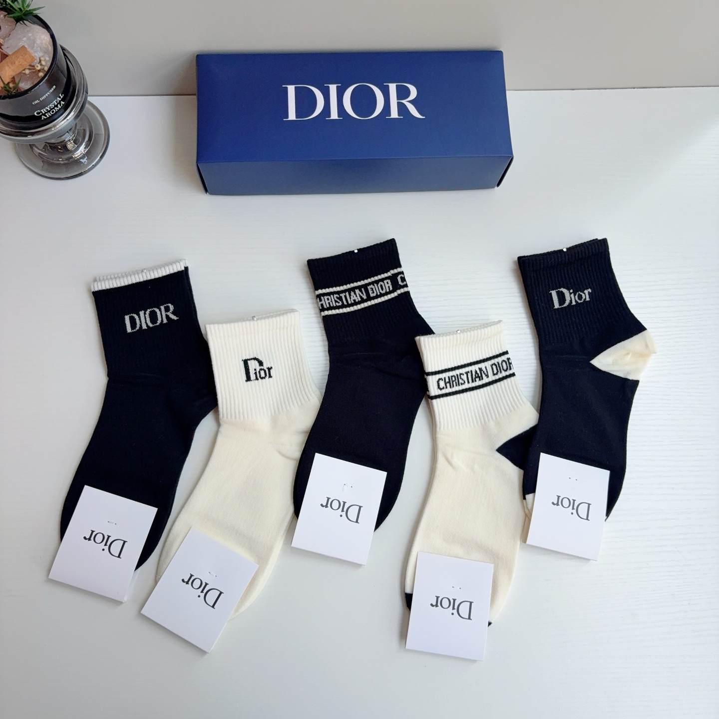 配包装（一盒5双） Dior 迪奥 新款字母中筒袜子！爆款字母专柜同步中筒袜，💛大牌出街，潮人必备🔥超好搭