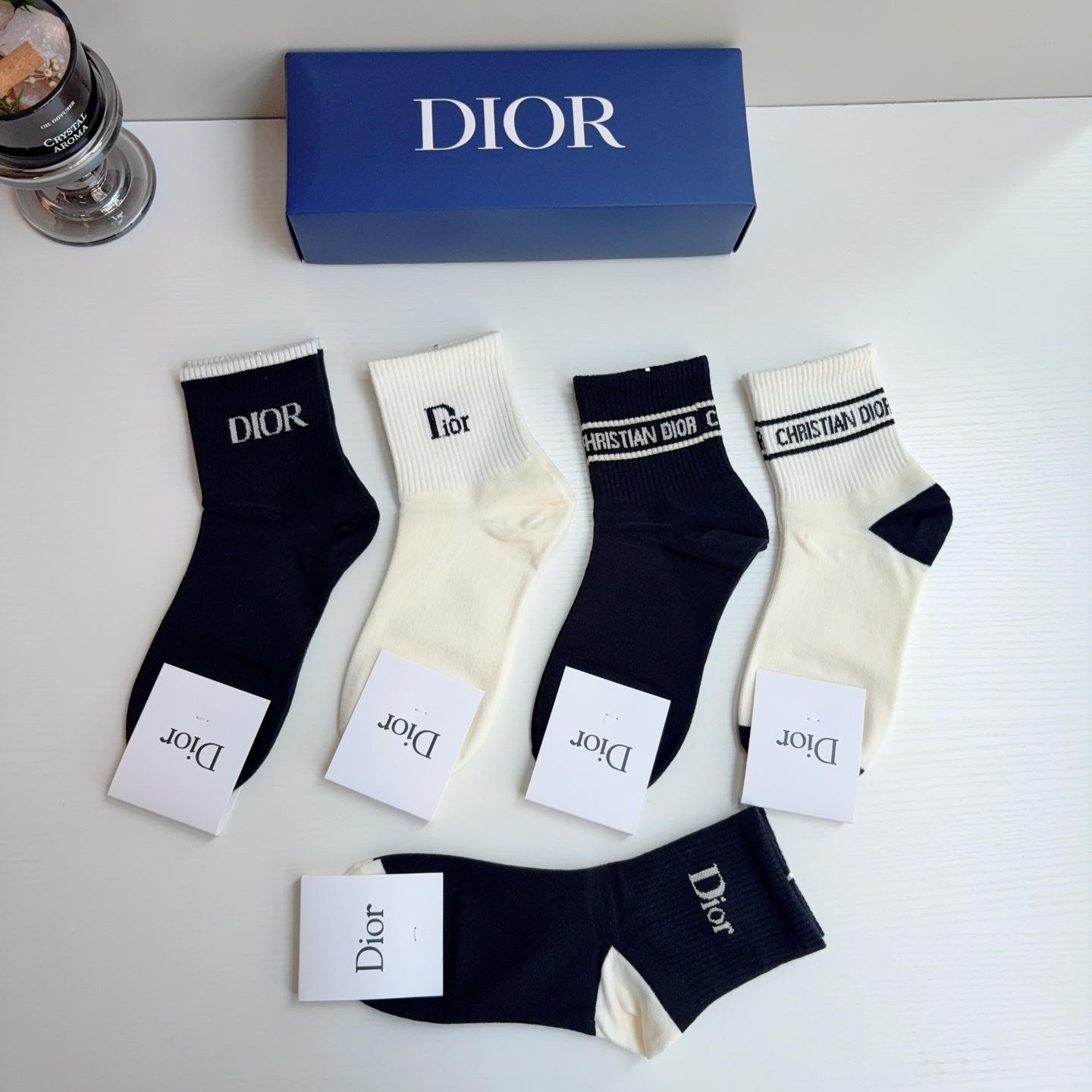 配包装（一盒5双） Dior 迪奥 新款字母中筒袜子！爆款字母专柜同步中筒袜，💛大牌出街，潮人必备🔥超好搭