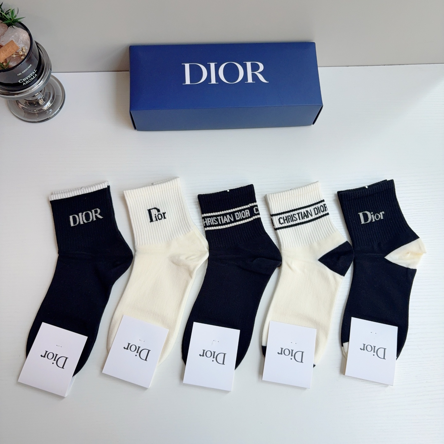 配包装（一盒5双） Dior 迪奥 新款字母中筒袜子！爆款字母专柜同步中筒袜，💛大牌出街，潮人必备🔥超好搭