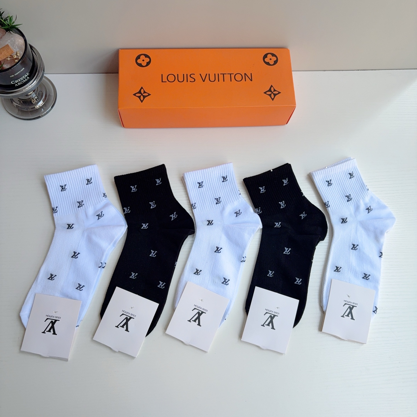 配包装（一盒5双）  🌟 LV 路易威登 超火爆小单品，纯棉面料中筒袜子，潮人必备 爆款，经典字母logo中筒袜，个性时