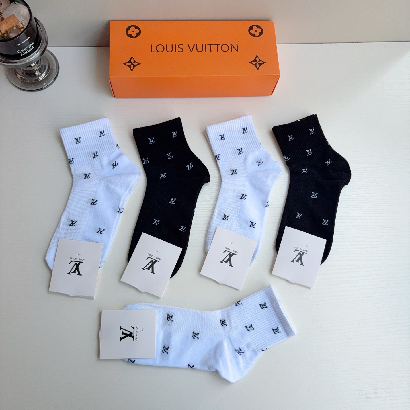 配包装（一盒5双）  🌟 LV 路易威登 超火爆小单品，纯棉面料中筒袜子，潮人必备 爆款，经典字母logo中筒袜，个性时